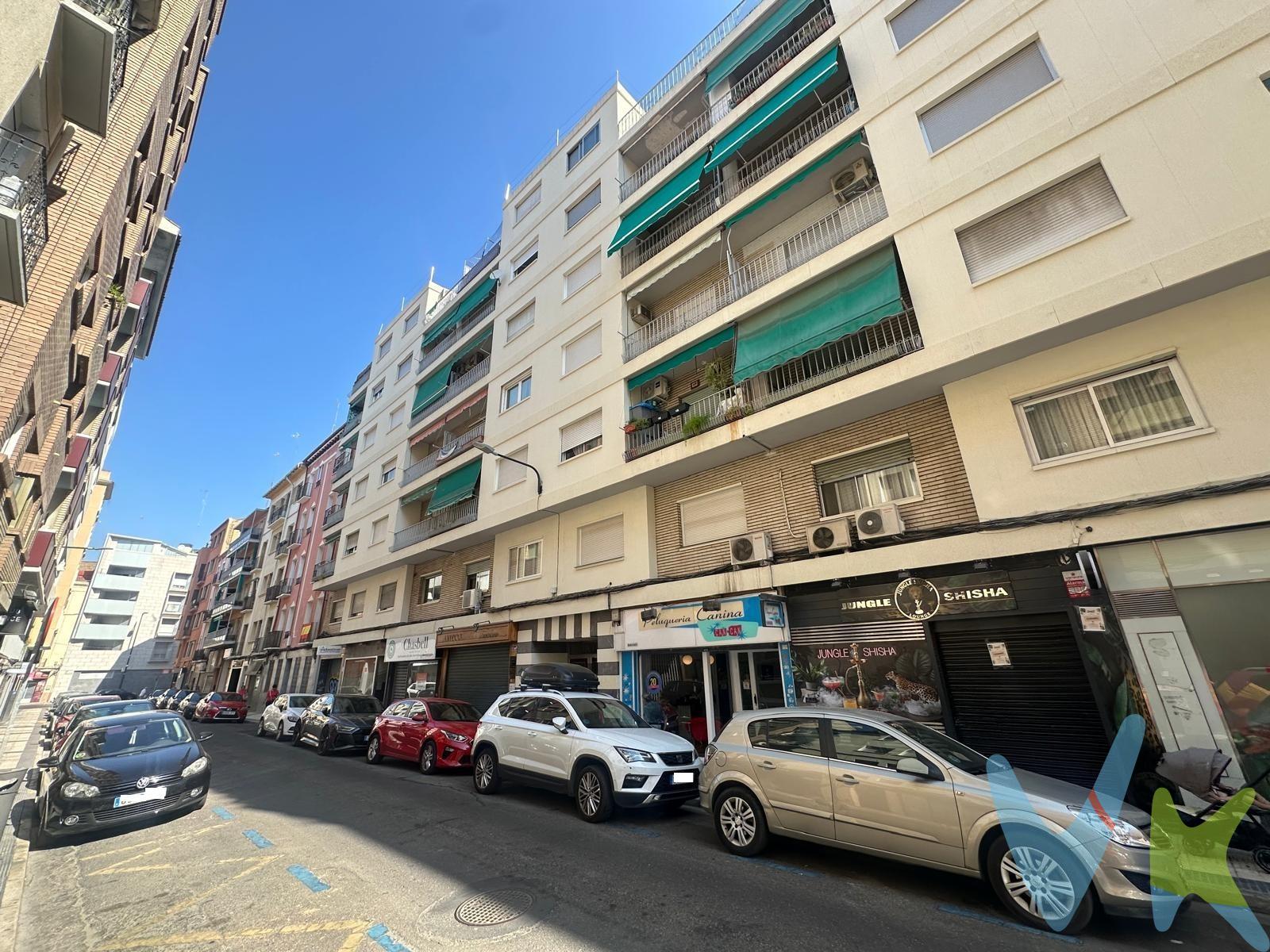 En calle Bernardo Fita se encuentra esta acogedora vivienda, ideal para quienes buscan disfrutar de la comodidad de vivir en una de las zonas más prácticas y mejor comunicadas de la ciudad. La vivienda se distribuye en salón, amplia cocina independiente, dos dormitorios dobles y un baño. Uno de los dormitorios dispone de un pequeño balcón, perfecto para disfrutar de un momento de tranquilidad. Orientación sureste, el piso recibe una agradable luz natural, creando un ambiente cálido y acogedor. ☀️. La finca se encuentra en buen estado y cuenta con calefacción central, mientras que el agua caliente se suministra mediante termo eléctrico, ofreciendo confort y funcionalidad. 📍 Su ubicación es, sin duda, uno de sus grandes atractivos. En pleno centro, con todos los servicios a un paso: supermercados, comercios, colegios, zonas de ocio, parada de tranvía y la estación de cercanías Goya. ✨ Una vivienda con una ubicación privilegiada, perfecta tanto para vivir como para invertir. ¡No dejes pasar esta oportunidad y ven a visitarla!. **NOTA HISTÓRICA: fue un próspero industrial y vecino de Zaragoza que destacó por su activa vida social. Es recordado por descubrir a finales del siglo XIX el manantial de las famosas Aguas Fita y por formar parte de la junta que intentó salvar la histórica Torre Nueva de la ciudad. **Gastos e impuestos no incluidos. A título orientativo, en segundas transmisiones, el comprador abonará: Impuesto sobre Transmisiones Patrimoniales (ITP), tipo general en Aragón al 8% (*). Base de cálculo: mayor valor entre precio de compraventa o valor de referencia catastral. Gastos de Notaría y Registro: Aranceles variables según precio, número de copias y complejidad; cálculo según tarifas normativas. Si se precisa hipoteca: Tasación, condiciones y costes bancarios según entidad elegida por el comprador; así como gastos de gestoría y cualesquiera otros inherentes a la compraventa. No se incluyen otros gastos o tributos que puedan por Ley corresponder al comprador. Operación sujeta a doble mediación. Existen honorarios a cargo del comprador, salvo pacto en contrario, no incluidos en PVP. El consumidor conforme a la normativa vigente podrá solicitar información y documentación adicional relativa al inmueble, sus características, condiciones de la operación y del servicio de mediación en la oficina y/o a través de nuestro teléfono de contacto o mail. La agencia actúa exclusivamente como intermediaria en la compraventa, cuyas condiciones, en todo caso, estarán sujetas a la aceptación expresa del vendedor del inmueble y posterior formalización del contrato. La información suministrada se corresponde con la disponible a la fecha de publicación, pudiendo variar en función de las circunstancias o actualizaciones legales, contractuales y fiscales. Anuncio de carácter meramente informativo. Para una información exhaustiva sobre el funcionamiento, tipos impositivos y bonificaciones del ITP en Aragón, puede consultar el portal oficial de la Agencia Tributaria Autonómica. Tarifas notariales y registrales reguladas en el Anexo I del Real Decreto 1426/1989 y Anexo I del Real Decreto 1427/1989, respectivamente. Anuncio no vinculante, puede contener errores. 
