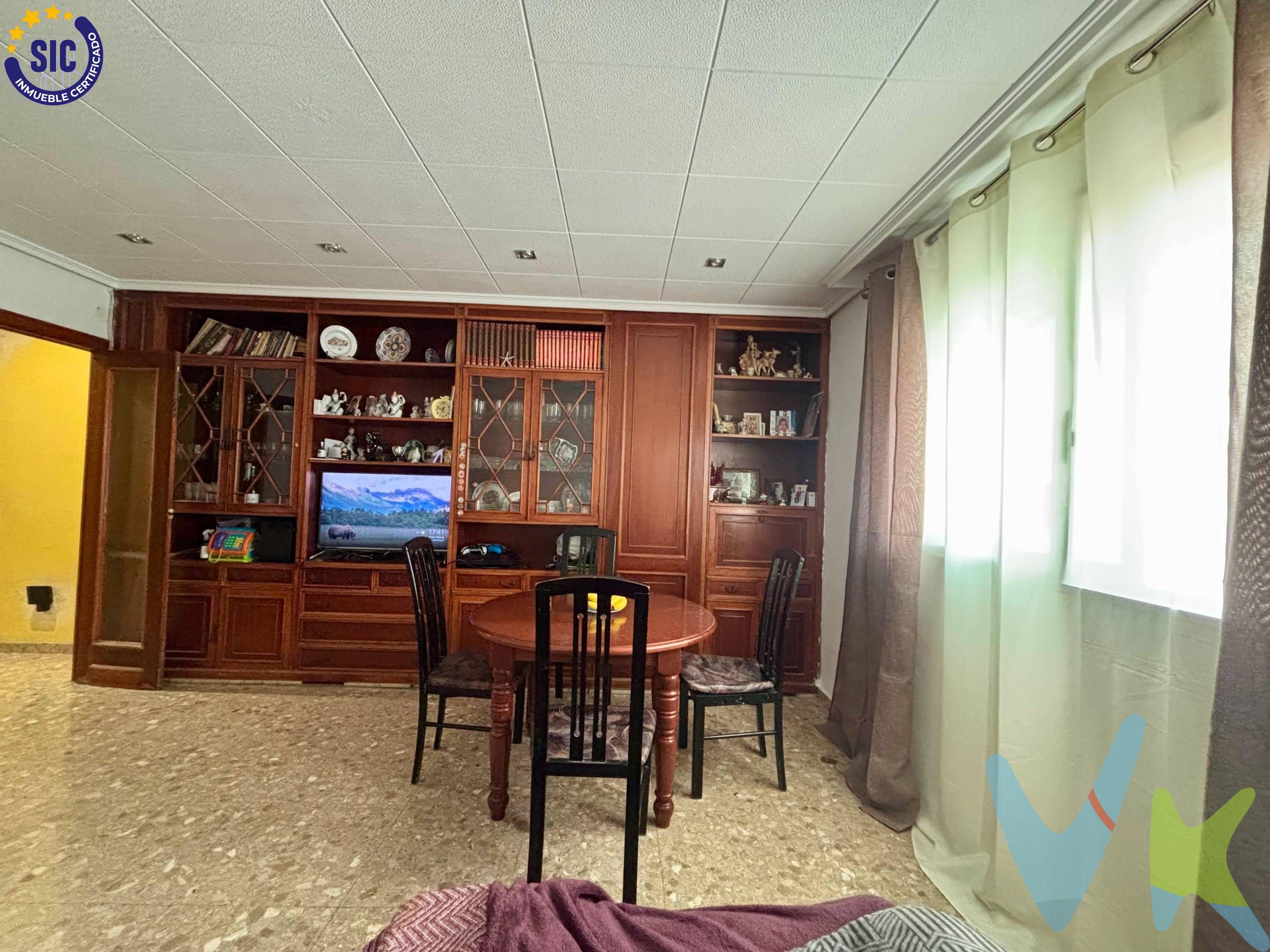 Racasa Marva te presenta en EXCLUSIVA este magnifico y  amplio piso con gran potencial en excelente ubicación. Este  espacioso inmueble de 102 m² es una oportunidad única tanto para familias que buscan un hogar cómodo como para inversores que desean una propiedad con alta rentabilidad. Su distribución ofrece cuatro habitaciones iluminadas, un amplio salón-comedor y un baño completo totalmente reformado con plato de ducha de 1,20 m y ventana oscilobatiente de cristal Climalit. La vivienda ha sido parcialmente renovada, con instalación eléctrica y fontanería nuevas ,que es un gran ahorro  a la hora de las mejoras. La cocina también ha sido modernizada con suelo y paredes renovadas, además de una ventana Climalit que mejora la luminosidad y la eficiencia térmica. Solo queda amueblarla a tu gusto para completarla. Con doble orientación norte-sur, este piso garantiza una excelente ventilación y luz natural en todas sus estancias. La habitación principal dispone de un balcón privado, un plus que añade comodidad y espacio exterior. Ubicado en la tercera planta de un edificio con ascensor instalado recientemente (7 años de antigüedad), se encuentra en una zona repleta de servicios esenciales: supermercados, colegios, ambulatorios, gasolineras y una variada oferta comercial. Su excelente conexión con transporte público (autobuses, tranvía y taxis) permite llegar al centro de la ciudad en apenas 10 -15 minutos. Una opción ideal tanto para entrar a vivir como para invertir. Gracias a su tamaño y ubicación, esta vivienda ofrece múltiples posibilidades de reforma para aumentar su valor y rentabilidad en el mercado de alquiler. Si buscas un inmueble con grandes posibilidades y una ubicación estratégica, ¡no dejes pasar esta oportunidad! Contáctanos para visitarlo. La oferta está sujeta a cambios de precio o retirada del mercado sin previo aviso. Este anuncio en su conjunto, incluyendo textos, fotos, imágenes o cualquier otro contenido del mismo, no es vinculante dado que la información es ofrecida por terceros y puede contener errores. Se muestra a título informativo y no contractual. Número de Registro de Agentes de Intermediación Inmobiliaria de la Comunidad Valenciana: RAICV-3991. El precio no incluye lo siguiente: honorarios de la agencia inmobiliaria, impuestos (IVA, ITP) y otros gastos de la Compraventa (notaria, gestoría y registro). Por mandato expreso del propietario, comercializamos este inmueble en exclusiva, lo que le garantiza el acceso a toda la información, a un servicio de calidad, un trato fácil, sencillo y sin interferencias de terceros. Por este motivo, se ruega no molestar al propietario, a los ocupantes de la propiedad o a los vecinos. Muchas gracias por tu comprensión. Si eres agente inmobiliario y tienes un cliente para este inmueble, llámanos: estaremos encantados de colaborar,. . 