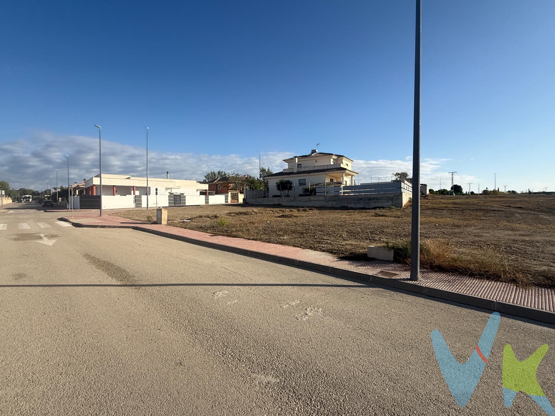 Crea el hogar que siempre has soñado en este exclusivo solar en Urbanización Los Valentines de Lorqui de 382 m² para construir tu vivienda ideal, con una fachada de 15 metros. Un terreno amplio, llano y con excelentes posibilidades de diseño para edificar una residencia unifamiliar a tu medida. Especificaciones urbanísticas.  Parcela Minima:. - Superficie mínima: 235 m2. - Fachada mínima: 12 m. Altura máxima:. II Plantas: 8 m. Ocupación: parcela neta. - La ocupación máxima se ceñirá a la delimitada por los retranqueos y por la edificabilidad sobre. Retranqueos:. Los retranqueos mínimos se establecen en:. - 3 m. a viario público. - 3 m. a linderos. Aparcamientos:. - Deberá preverse una plaza para aparcamiento por cada 100 m2 de superficie construida. Usos:. - Aparcamiento e instalaciones de servicio al edificio en sótano o semisótano. - En plantas sobre rasante, el uso será vivienda, permitiéndose talleres artesanales y despachos profesionales vinculados a las viviendas.  Entorno: . Entorno residencial tranquilo, rodeado de naturaleza y con excelente conexión hacia los principales accesos y servicios de la zona. ¡Ideal para particulares que buscan hacerse su propia casa o para inversores! Solicita más información o concerta una visita al terreno sin compromiso. 🔑 Comercialización en multidifusión. Por mandato expreso del propietario, este inmueble se comercializa en multiexclusiva, lo que garantiza un acceso completo a la información, un servicio profesional y una gestión ordenada, sin interferencias de terceros. Si eres agente inmobiliario y tienes un cliente interesado, estaremos encantados de colaborar. Contáctanos sin compromiso. 🤝 Una compra tranquila y bien acompañada. Al contactar directamente con nosotros, evitarás molestias innecesarias a la propiedad. Nos encargamos de toda la intermediación, facilitándote la documentación, la información necesaria y un trato cercano, claro y sin complicaciones. Te informaremos con total transparencia de todos los aspectos de la compra, incluidos gastos y honorarios de agencia para que tomes decisiones con calma y seguridad. Nuestra forma de trabajar se basa en algo muy sencillo:. Calma → la tranquilidad de comprar tu vivienda con acompañamiento profesional en todo el proceso con nosotros. ℹ️ Información legal. La descripción del inmueble y las imágenes publicadas tienen carácter meramente informativo y no contractual. El precio ha sido fijado por la propiedad y podría sufrir variaciones hasta su formalización en contrato de compraventa. 💰 Gastos de la compra. Impuestos (ITP). Con bonificación: 3 %. Sin bonificación: 7,75 %. Notaría y Registro: aprox. 1.000 €. Honorarios de agencia: 3 % + IVA, con un mínimo de 3.000 € + IVA (No incluidos en el precio de venta)
