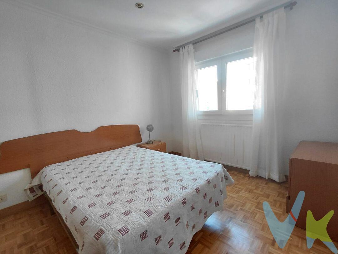 Piso de 3 dormitorios con fachada ventilada en Barañáin, junto a Pamplona
Confort, amplitud y calidad de vida en una ubicación privilegiada.
Descubre esta interesante vivienda situada en Barañáin, a pocos minutos de Pamplona, ideal para quienes buscan un hogar cómodo, funcional y bien comunicado, con todos los servicios necesarios para el día a día al alcance de la mano.
Ubicado en una sexta planta, este piso cuenta con 82 m² útiles y 107 m² construidos, ofreciendo una distribución práctica y espacios con múltiples posibilidades para adaptarse a las necesidades de cada familia.
Una vivienda pensada para tu comodidad
La vivienda dispone de tres dormitorios, perfectos para el descanso y con la posibilidad de destinar alguno de ellos a despacho, zona de estudio o habitación polivalente. La cocina independiente permite mantener separado el espacio de preparación de alimentos de las zonas destinadas al descanso y la convivencia.
Uno de sus principales atractivos es su fachada ventilada, una solución constructiva que contribuye a mejorar el comportamiento térmico del edificio y favorece el confort interior durante todo el año. Además, el edificio cuenta con estructura de hormigón, calefacción central y agua caliente central.
Con solo dos viviendas por planta, el inmueble ofrece una configuración que puede resultar especialmente interesante para quienes valoran un entorno residencial más tranquilo.
Barañáin: todos los servicios cerca de casa
Vivir en Barañáin significa disfrutar de un entorno residencial consolidado, con zonas verdes, comercios y servicios cotidianos, sin renunciar a la cercanía de Pamplona.
En las proximidades encontrarás centros educativos, como el Colegio Público Barañáin y el Colegio Alaitz, el centro de salud, el Ayuntamiento, la biblioteca, el Centro Cultural y diferentes espacios verdes para pasear y disfrutar al aire libre.
La zona cuenta también con supermercados, comercios y transporte público con conexiones a Pamplona y otras localidades, lo que facilita los desplazamientos diarios.
¿Por qué puede ser tu próximo hogar?

Tres dormitorios, con posibilidades para adaptarlos a tus necesidades.
82 m² útiles, con una distribución funcional.
Sexta planta, para quienes prefieren una vivienda en altura.
Fachada ventilada, que contribuye al aislamiento térmico del edificio.
Calefacción y agua caliente centrales.
Estructura de hormigón.
Ubicación práctica, cerca de servicios, zonas verdes y transporte público.
A pocos minutos de Pamplona, en un entorno residencial consolidado.

Ven a conocerlo
Si buscas una vivienda de tres dormitorios en Barañáin, con servicios cercanos y buenas conexiones con Pamplona, esta puede ser una oportunidad que merece la pena descubrir.
Contacta con nosotros para obtener más información o concertar una visita. ¡Ven a conocer tu próximo hogar!
Aviso: Datos meramente informativos y carentes de validez contractual.
El PVP reflejado excluye los tributos aplicables (6% de Impuesto de Transmisiones Patrimoniales bajo régimen general) y los costos de formalización de la transmisión, los cuales abarcan notaría, registro y AJD (estimados en un 2% adicional). Los honorarios de la agencia van a cargo del vendedor. NO SE COBRAN HONORARIOS AL COMPRADOR.