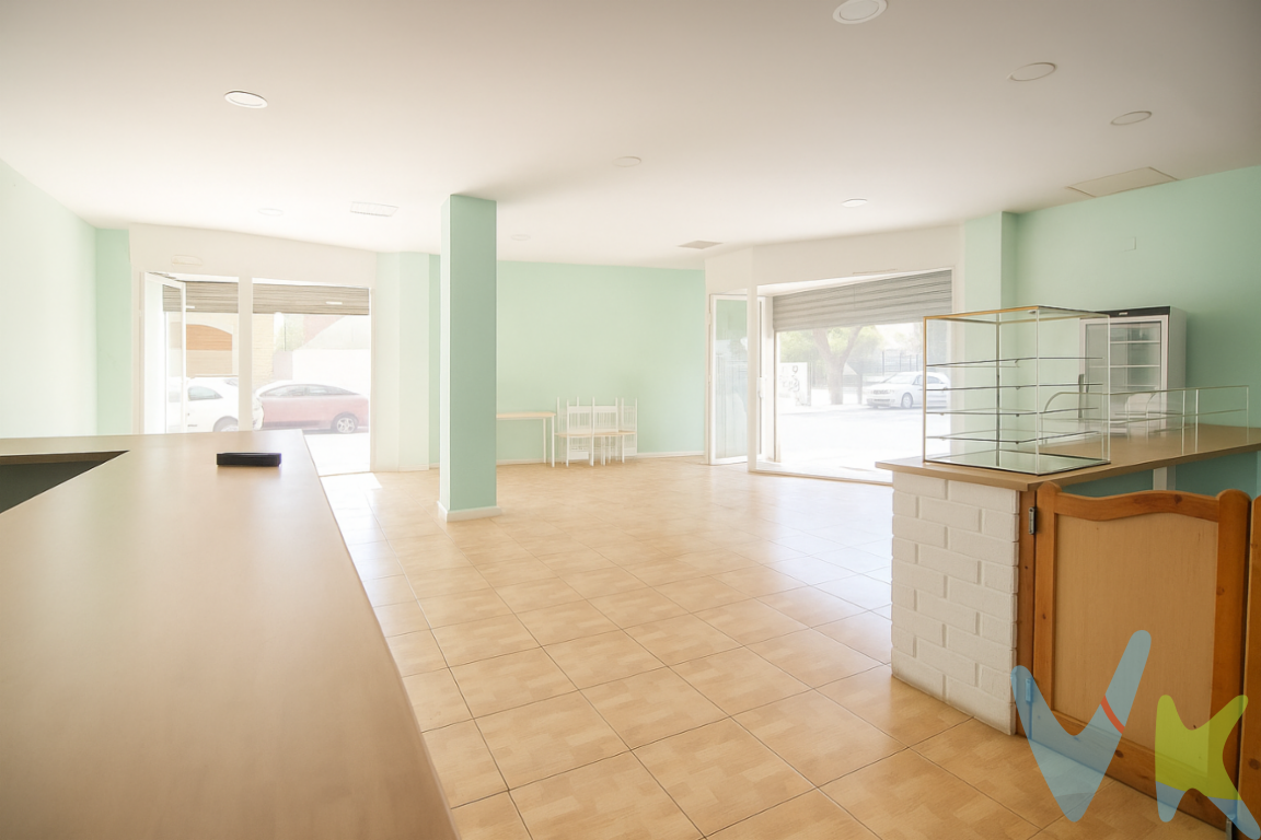 ¡Oportunidad única! Local comercial de 140 m² a pasos de la playaSe vende amplio y luminoso local comercial de 140 m² ubicado en una excelente zona con gran proyección, a tan solo unos metros del mar. Con orientación sur y este, este espacio recibe abundante luz natural durante todo el día, lo que lo hace ideal para cualquier tipo de negocio.El local cuenta con dos barras amplias y funcionales, perfectas para cafetería, panadería, heladería, restaurante o cualquier actividad de atención al público. Su distribución abierta y versátil permite una fácil adaptación a diferentes usos comerciales.Características destacadas:Ideal para emprendedores o franquicias que buscan establecerse en un entorno luminoso, agradable y con una ubicación inmejorable.¡No dejes pasar esta oportunidad! Contáctanos para más información o agendar una visita.Zona de alto tránsito peatonalMuy cerca de la playaOrientación sur y esteExcelente iluminación naturalDos barras de servicio140 m² construidos