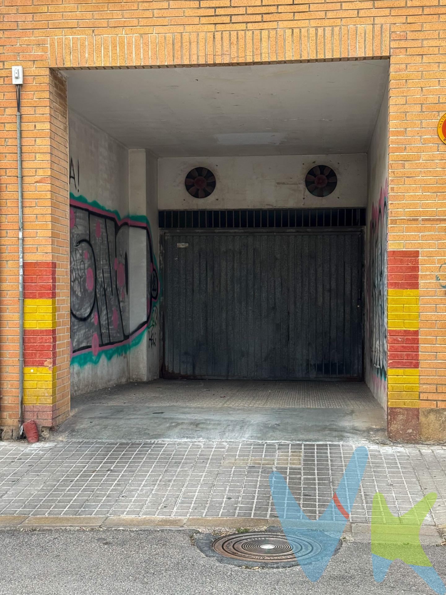 ¿Cansado de dar vueltas sin fin buscando aparcamiento en Burjassot? . ¡Tenemos la respuesta a tus problemas! Presentamos una magnífica plaza de garaje de 12,35 m² ubicada en la calle Escalante 21. Aquí, tu vehículo no solo estará a salvo de las inclemencias del tiempo y de posibles daños, sino que también te ofrecerá la comodidad de aparcar de manera rápida y sin complicaciones, transformando el estrés diario en una tarea sencilla. La estratégica ubicación de esta plaza es, sin duda, uno de sus mayores atractivos. Situada en una zona de Burjassot con una altísima demanda de aparcamiento, te garantiza un acceso directo e inmediato a las principales vías de comunicación de la localidad y sus alrededores. Esto la convierte no solo en una solución práctica para tu día a día, sino en una inversión excepcionalmente inteligente y rentable en el tiempo, asegurando su valor y potencial de revalorización. Imagina la incomparable sensación de tranquilidad al regresar a casa, sabiendo que tu plaza de aparcamiento te espera, siempre disponible y segura. Olvídate de los minutos perdidos y la frustración que conlleva la búsqueda de un lugar libre; con esta plaza, ahorrarás un tiempo precioso que podrás dedicar a lo que realmente importa. Además, su proximidad a una amplia variedad de servicios y comercios, como supermercados, tiendas locales, centros de ocio y una excelente red de transporte público, la posiciona como la opción más práctica, segura y eficiente para tu vehículo en Burjassot. ¡No dejes pasar la oportunidad de mejorar tu calidad de vida y la de tu coche!. La descripción del presente inmueble e imágenes tienen mero carácter informativo y en ningún caso carácter contractual, pudiendo ser modificados por la inmobiliaria comercializadora sin que ello implique responsabilidad alguna frente a terceros. En el precio de venta a público, esta propiedad NO incluye los gastos de adquisición (Notario, registro, gestión, honorarios, etc…). 