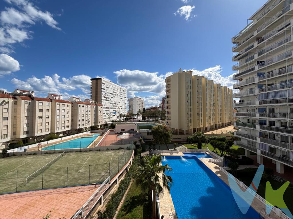 En la encantadora localidad costera de La Pobla de Farnals, se encuentra disponible en venta un magnífico apartamento en esquina totalmente exterior que se presenta como una oportunidad única para quienes buscan una residencia cómoda y bien ubicada. Con un espacio de 70 metros cuadrados útiles y un total de 79 metros cuadrados construidos, este inmueble se ubica en la cuarta planta de un edificio que ha sido un referente en la zona conocido como COPACABANA. La presencia de un ascensor a cota cero y su accesibilidad total  tanto en el edificio como en las zonas comunes del complejo facilita el acceso a este acogedor hogar.El piso tiene tres orientaciones y mucha luz natural al ser esquinero, además cuenta con tres habitaciones, diseñadas para garantizar el descanso y la privacidad de sus ocupantes. Un aseo adicional proporciona las comodidades necesarias para el día a día, asegurando la funcionalidad del espacio. Además, el inmueble viene equipado con electrodomésticos, listo para habitarse sin necesidad de realizar grandes inversiones adicionales.Uno de los atractivos más destacados de esta propiedad es su balcón, desde donde se puede disfrutar de vistas panorámicas de los alrededores. Este espacio exterior es ideal para relajarse al aire libre y disfrutar de los agradables días de sol mediterráneo. Además, el edificio forma parte de una comunidad con zonas comunes, como su club social recientemente reformado además que cuenta con una zona ajardinada y una piscina, ofreciendo un ambiente de resort que se puede disfrutar sin salir de casa.Opción de garaje no incluido en el precio,  lo que da a la propiedad un recurso valioso, proporcionando un lugar seguro y cómodo para estacionar durante todo el año y sobre todo los meses de verano.Este piso se encuentra en un entorno que combina lo mejor de la vida urbana con la tranquilidad del litoral disfrutando de la costa levantina, muy próximo al puerto marítimo, al paseo y a la playa con bandera azul. La cercanía a servicios como tiendas, restaurantes, centro de salud, supermercado, farmacia y con linea directa en bus con el colegio del municipio; todo esto hacen especialmente atractivo para familias y personas que valoran la conveniencia en su día a día. La comunidad de La Pobla de Farnals es conocida por su ambiente amigable y acogedor, lo que convierte a esta propiedad en una elección perfecta para quienes desean pertenecer a una vecindad activa y llena de vida. Sin embargo, la proximidad a paradas de autobús también convierte a esta ubicación en una excelente opción para quienes prefieren moverse en transporte público.El edificio ha mantenido su encanto original y las actualizaciones realizadas aseguran que el inmueble cumpla con los estándares modernos de confort y eficiencia. La combinación de su ubicación estratégica y las características que ofrece lo convierten en una inversión atractiva para aquellos que buscan un hogar o un activo inmobiliario de valor duradero.Si está en busca de una propiedad que combine confort, funcionalidad y una ubicación envidiable, este piso en La Pobla de Farnals es una visita obligada. No pierda la oportunidad de conocer de primera mano las ventajas que este inmueble puede ofrecerle a usted y a su familia. Programe una visita hoy mismo y experimente el potencial de esta fantástica oferta inmobiliaria. Le esperamos para mostrarle su futuro hogar.Por expreso deseo de los propietarios esta vivienda se comercializa en EXCLUSIVA, por lo que le garantiza un trato fácil, cómodo y sin interferencias. Rogamos no molesten a sus ocupantes o vecinos.    Si usted es un profesional inmobiliario, no dude en llamarnos, estaremos encantados de colaborar en la venta de este inmueble.    El precio ofertado no incluye impuestos, gastos de compraventa, ni honorarios de la agencia inmobiliaria. Anuncio no vinculante, puede contener errores. 