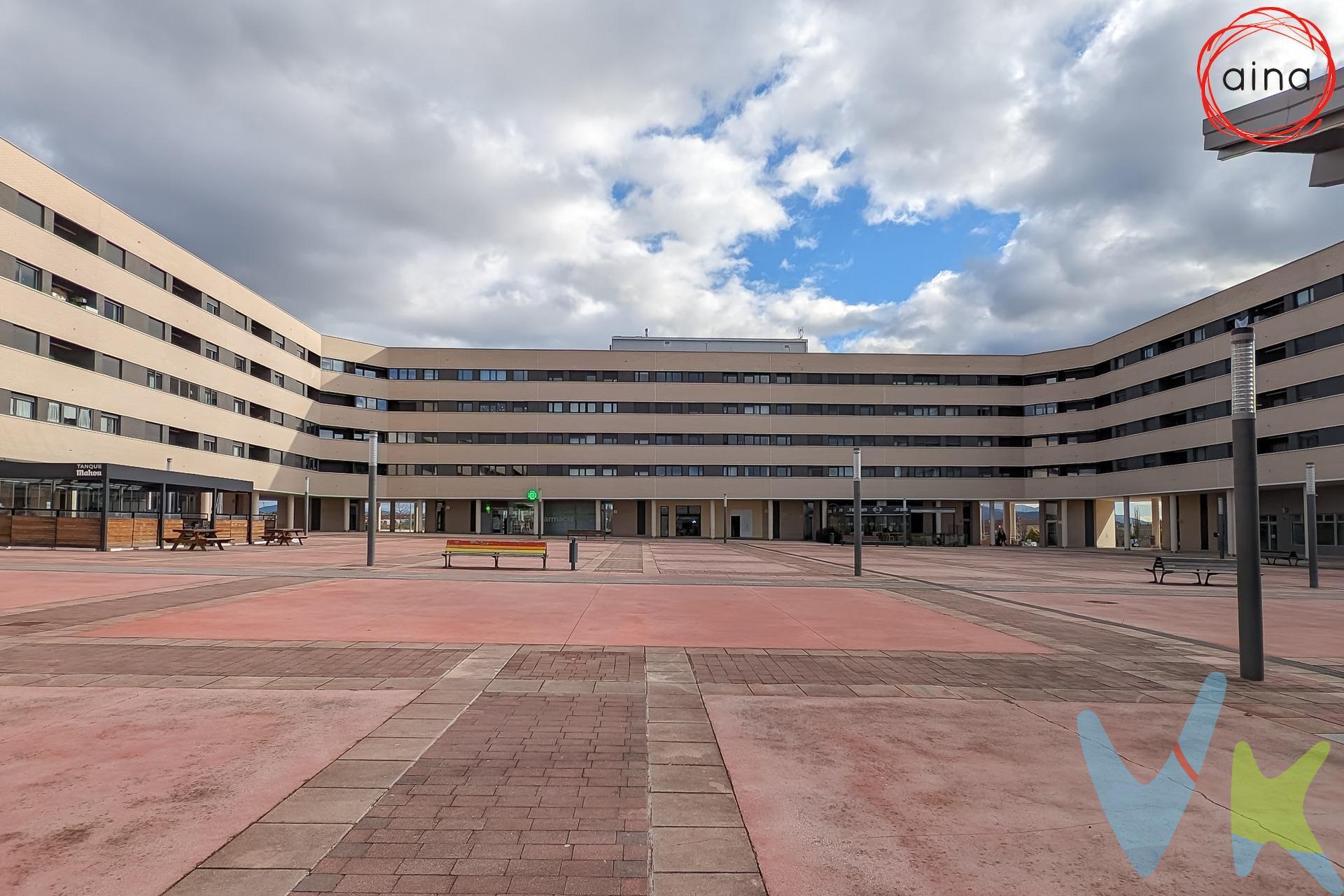 ¿Estás buscando un local como punto de reunión o para montar tu negocio en una zona en constante crecimiento como es Ardoi?. Se vende local de 53 m2 construidos y 50 m2 útiles montado actualmente como txoko en la plaza de la mujer (Ardoi) con cocina completamente montada y equipada, amplia zona comedor, un baño con plato de ducha y dispone de aire acondicionado y una estufa eléctrica. Además cuenta con un sobre techo de otros +- 50 m2 útiles acondicionado actualmente como dormitorio, pero al que se podría dar cualquier otra utilidad, como: despacho profesional, zona de trabajo, zona de estar, almacén, trastero, etc. Calefacción mediante con bomba frío y calor y estufa eléctrica, el agua caliente sanitaria mediante termo eléctrico. Ideal para montar un nuevo negocio o como local de reunión para grupos de amigos donde disfrutar de comidas, cenas.. No dejes que se te adelanten y aprovecha esta oportunidad para comenzar una nueva etapa en tu vida con el negocio que siempre has soñado. Llámanos para concertar una visita y te lo enseñaremos encantados. (Datos meramente informativos sin valor contractual. El PVP indicado no incluye impuestos ni gastos de transmisión)