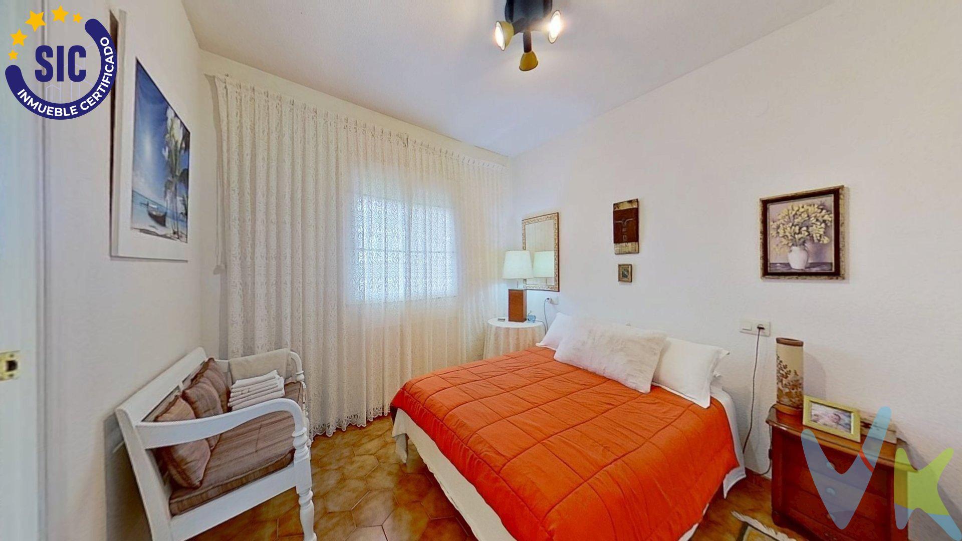 Chalet independiente en Sierra Perenchiza - cumbres de Calicanto - Santo Domingo, Chiva, en un entorno natural único con total tranquilidad y vistas despejadas. Sobre una amplia parcela de 713 m², la vivienda cuenta con 245 m² construidos y una distribución. cómoda, luminosa y lista para entrar a vivir. Destaca su impresionante salón diáfano de 125 m² en planta baja, ideal para celebraciones, zona de ocio, segunda vivienda, y un amplio salón comedor en planta principal con chimenea y acceso directo a una terraza que rodea la vivienda. Dispone de 3 habitaciones dobles con armarios empotrados, 2 baños completos (uno en suite), cocina office totalmente equipada, y si quieres una piscina, tienes espacio suficiente para construir la que tú quieras. Ubicada en una zona tranquila, cercana a servicios, club deportivo y campo de golf. Una vivienda ideal tanto como residencia habitual como para disfrutar de escapadas en plena naturaleza. Sólo a 25 min de Valencia. ¡Ideal para vivir, invertir o crear la casa de tus sueños en plena naturaleza¡. ¡No hay nada igual por este precio y ubicación! Ven a visitarla ya. VENTA:. PVP 265.000€.  Gastos e impuestos no incluidos en el precio. La compra conlleva impuestos y gastos de formalización para el comprador. A título orientativo se informa que en segundas transmisiones el ITP con carácter general en  Valencia es del 10%, pudiendo existir otros tipos impositivos atendiendo a las circunstancias  personales del comprador u otras circunstancias previstas legalmente. Base imponible del impuesto el mayor valor entre el precio de compraventa, la tasación o el valor de referencia catastral. En cuanto a los gastos de notaría y registro, en su caso, suelen oscilar aprox; entre 1,5% y 2,5% (aranceles variables según precio, n.º de copias y complejidad). El comprador elige notario. Si el comprador precisase de hipoteca: tasación, condiciones y costes bancarios serán según entidad elegida por el comprador, así como los gastos de gestoría, y cualesquiera otros gastos inherentes a la formalización de la compraventa que legalmente correspondan a la parte compradora, salvo pacto expreso en contrario con el vendedor. El consumidor tiene, conforme a la normativa vigente, a su disposición información y documentación adicional relativa al inmueble y condiciones de la compraventa, que podrá ser consultada en C/Joaquín Costa 4, bajo 46005 Valencia o urbe2@remax.es. Honorarios de mediación inmobiliaria a cargo del COMPRADOR: (3% del precio final de venta más IVA (21%), salvo otro pacto.); y de VENDEDOR (según acuerdo con el mismo).  Se informa al consumidor que la agencia actúa como intermediaria inmobiliaria en la. operación, estando cualquier eventual compraventa y sus condiciones sujeta a la aceptación expresa del propietario-vendedor y a la posterior formalización del correspondiente contrato.