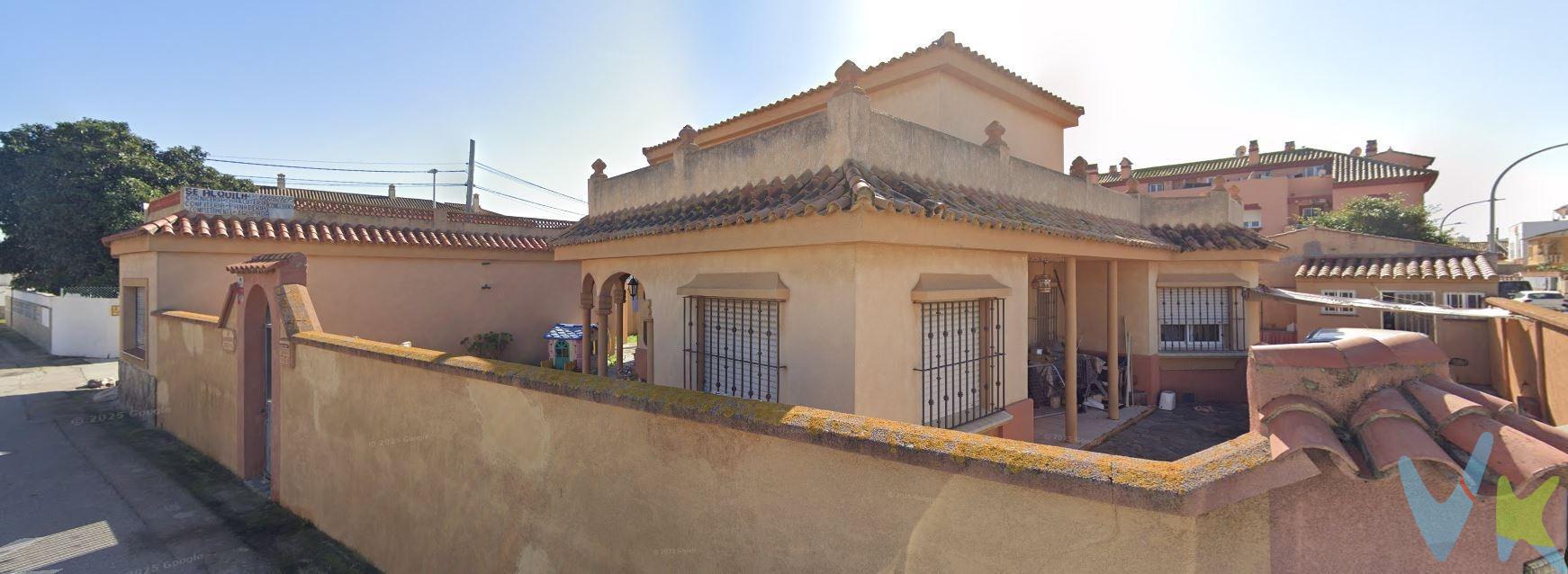 Vivienda independiente junto a la playa del Rinconcillo – Esquina a tres calles. Presentamos esta vivienda unifamiliar independiente, ubicada en una de las mejores zonas del Rinconcillo, a tan solo 250 metros en línea recta de la arena y con fachada a tres calles. Se asienta sobre una parcela de 500 m² y cuenta con más de 230 m² construidos distribuidos en dos plantas, ofreciendo una excelente base para quien desee personalizar su hogar en una ubicación privilegiada. La casa dispone de 7 dormitorios con armarios empotrados (4 de ellos en planta baja), 4 baños completos, cocina, salón, porche y espacio exterior suficiente para varios vehículos. Aunque requiere una actualización general, su valor reside en la amplitud, la independencia, la orientación y la cercanía real a la playa, además de su potencial como vivienda principal o segunda residencia en una zona consolidada con supermercados, restaurantes y transporte público a pocos pasos. Una oportunidad única para quienes buscan una casa amplia y bien ubicada para adaptar a su gusto. Posibilidad para inversores, ya que debido a su numero de habitaciones, baños y construcción aledaña.. puede destinarse al alquiler por habitaciones, hostal o incluso hacer varios apartamentos. Contáctanos y te la mostramos sin compromiso. --------------------------------------------------. Informamos a nuestros clientes que los gastos de notaría, registro, gestoría, impuestos y los honorarios de la agencia  NO están incluidos en el precio. A su vez, disponemos del documento informativo abreviado de la propiedad (según decreto 218/2005, del 11 de octubre) y de seguro de caución, para la protección del dinero entregado como señal para la reserva de una vivienda. Por mandato expreso del propietario, comercializamos este inmueble en exclusiva, lo que le garantiza el acceso a toda la información, a un servicio de calidad, un trato fácil, sencillo y sin interferencias de terceros. Por este motivo, se ruega no molestar al propietario, a los ocupantes de la propiedad o a los vecinos. Muchas gracias por su comprensión.