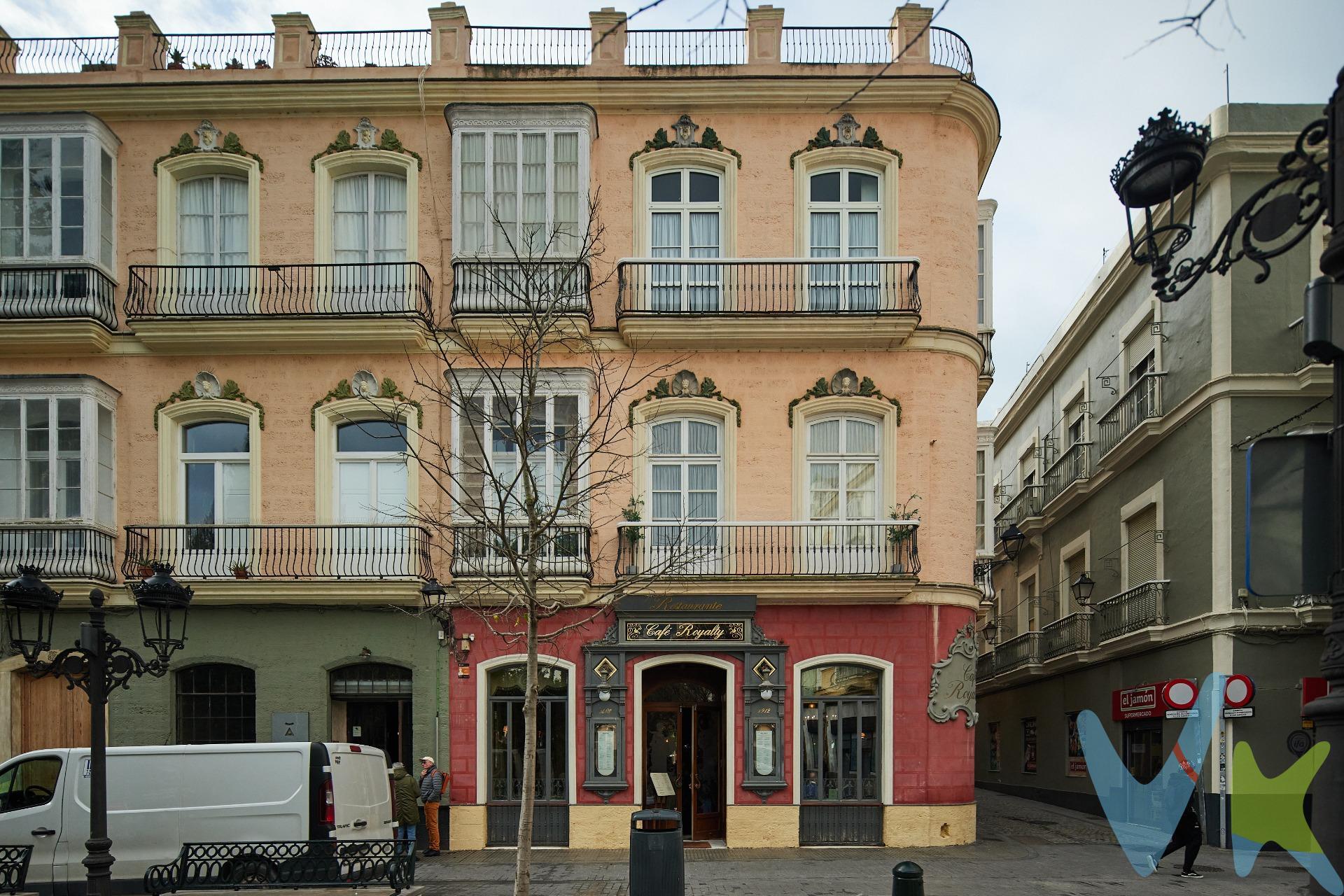 Descubre esta exclusiva propiedad ubicada en el corazón de Cádiz, muy luminosa y con vistas privilegiadas hacia la hermosa Plaza de Candelaria, una de las más bonitas del casco histórico, catalogada bien de interés cultural. El edificio, de finales del siglo XIX, fue rehabilitado completamente en el año 2007, y cuenta con ascensor.  La vivienda dispone de cuatro dormitorios y tres baños completos. Tres habitaciones son exteriores, y la cuarta, más íntima y de gran amplitud, se concibe como un estudio en planta superior, con baño propio y acceso mediante escalera desde el recibidor, que la convierte en una zona independiente ideal para trabajo o invitados. La vivienda tiene excelentes calidades, con climatización frío/calor por conductos y cocina completamente equipada y recién reformada. También dispone de armarios empotrados, suelos de tarima flotante, y gres en baños y cocina, además de puertas lacadas en blanco y carpintería exterior climalit en madera. . * Gastos, Impuestos y honorarios de la agencia no incluidos. Período de validez del anuncio hasta el 31 de Diciembre de 2026.