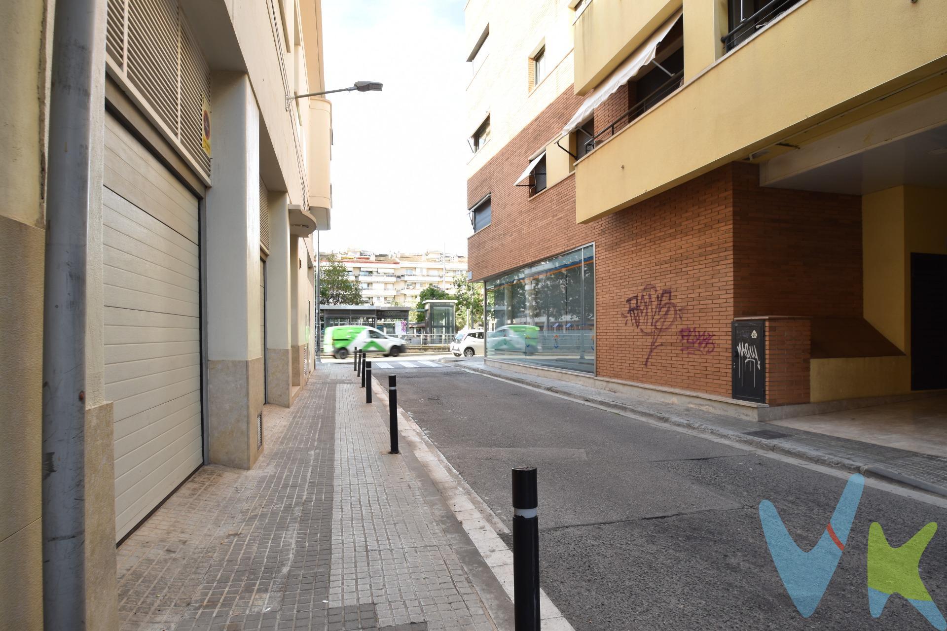 Este local te ofrece una superficie construida de 100 m², 66 m² útiles  perfectamente diáfanos con 3m de altura para adaptarse a cualquier concepto de negocio, desde tienda, oficina o estudio profesional y 20m² exteriores de patio en la parte trasera.  . Su fachada mide 4,73m y dispone de una gran puerta metálica con vado y buena accesibilidad para carga y descarga. En este momento el uso es de almacén pero su situación y sus características permiten gran visibilidad y presencia en calle, ideal también para montar un negocio. El local ya cuenta con suelo instalado y las instalaciones básicas de luz listas, lo que minimiza el tiempo y el coste de adecuación. El precio no incluye impuestos (ITP, IVA y AJD), ni los gastos de notario ni los de registro.