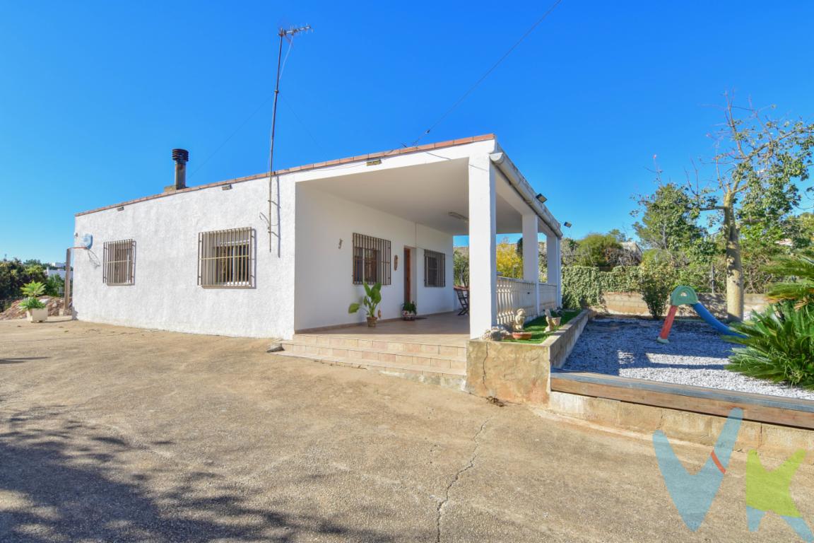 Descubre este acogedor chalet ubicado en la tranquila urbanización Lloma Molina, en Catadau. Una propiedad que combina luz, amplitud y el encanto de la vida en la naturaleza, ideal para quienes buscan un hogar donde desconectar y disfrutar de cada momento.La parcela, de 950 m², ofrece un amplio espacio exterior con múltiples posibilidades. La vivienda, de 104 m² construidos (82 m² útiles), está perfectamente distribuida para aprovechar al máximo cada rincón. Dispone de un dormitorio doble y dos dormitorios simples, un baño completo con ducha, y una cocina independiente práctica y funcional.Al entrar, nos recibe un luminoso salón-comedor con chimenea, el corazón de la casa, perfecto para reuniones familiares o para relajarse en un ambiente cálido. La vivienda cuenta con acceso por ambos lados, aportando comodidad y una ventilación natural excelente.En el exterior, un encantador porche de unos 20 m² se convierte en el lugar ideal para disfrutar de comidas al aire libre, relajarse al atardecer o compartir barbacoas con amigos. Su amplia parcela permite disfrutar de la privacidad y tranquilidad que caracterizan esta urbanización.Un hogar cuidado, con mucho potencial y listo para convertirse en el refugio que siempre has deseado. ¿Te gustaría venir a conocerlo?Agencia Registrada con el Nº 89 en el Registro Obligatorio de Agentes Inmobiliarios de la Comunitat Valenciana. Puede consultar en la web de la GVA. La oferta está sujeta a cambios de precio o retirada del mercado sin previo aviso. Este anuncio en su conjunto, incluyendo textos, fotos, imágenes o cualquier otro contenido del mismo, no es vinculante dado que la información es ofrecida por terceros y puede contener errores. Se muestra a título informativo y no contractual. El precio no incluye lo siguiente: Honorarios de la agencia inmobiliaria, impuestos (IVA, ITP) y otros gastos de la Compraventa (notaria, gestoría y registro).Por mandato expreso del propietario, comercializamos este inmueble en exclusiva, lo que le garantiza el acceso a toda la información, a un servicio de calidad, un trato fácil, sencillo y sin interferencias de terceros. Por este motivo, se ruega no molestar al propietario, a los ocupantes de la propiedad o a los vecinos. Muchas gracias por su comprensión. Si usted es agente inmobiliario y tiene un cliente para este inmueble, llámenos: estaremos encantados de colaborar.