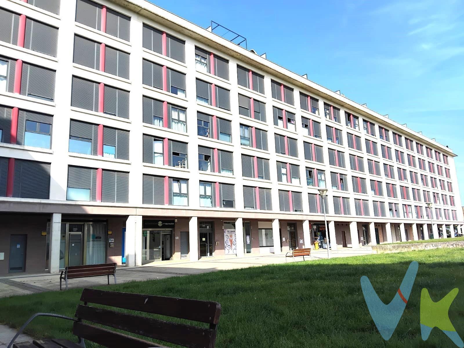 ¡Os  presentamos un hermoso piso en la mejor zona de Buztintxuri! Esta vivienda combina comodidad, luminosidad y una ubicación privilegiada. Cuenta con 2 dormitorios, uno de ellos con baño incorporado, brindando mayor privacidad y confort. La cocina independiente está completamente equipada y amueblada, con salida a un balcón tendedero, ideal para tus tareas diarias y para disfrutar del aire libre. El amplio salón comedor destaca por sus grandes ventanales con vistas a la vía principal ,que dejan entrar mucha luz natural, creando un ambiente cálido y acogedor. Los suelos de parquet aportan elegancia y confort, mientras que las ventanas de climalit  garantizan un buen aislamiento. La puerta de seguridad añade un extra de tranquilidad. Además, la vivienda incluye una plaza de garaje y un trastero en el precio, facilitando tu día a día y ofreciéndote espacio adicional para tus pertenencias. La ubicación es inmejorable: rodeada de zonas verdes, perfecta para pasear y disfrutar de la naturaleza, y con parada de autobús justo enfrente de casa, lo que facilita desplazarse por la ciudad. (Los datos y superficies indicados en este anuncio son aproximados y tienen un carácter meramente informativo, sin valor contractual. El precio de venta no incluye impuestos ni gastos derivados de la transmisión). 