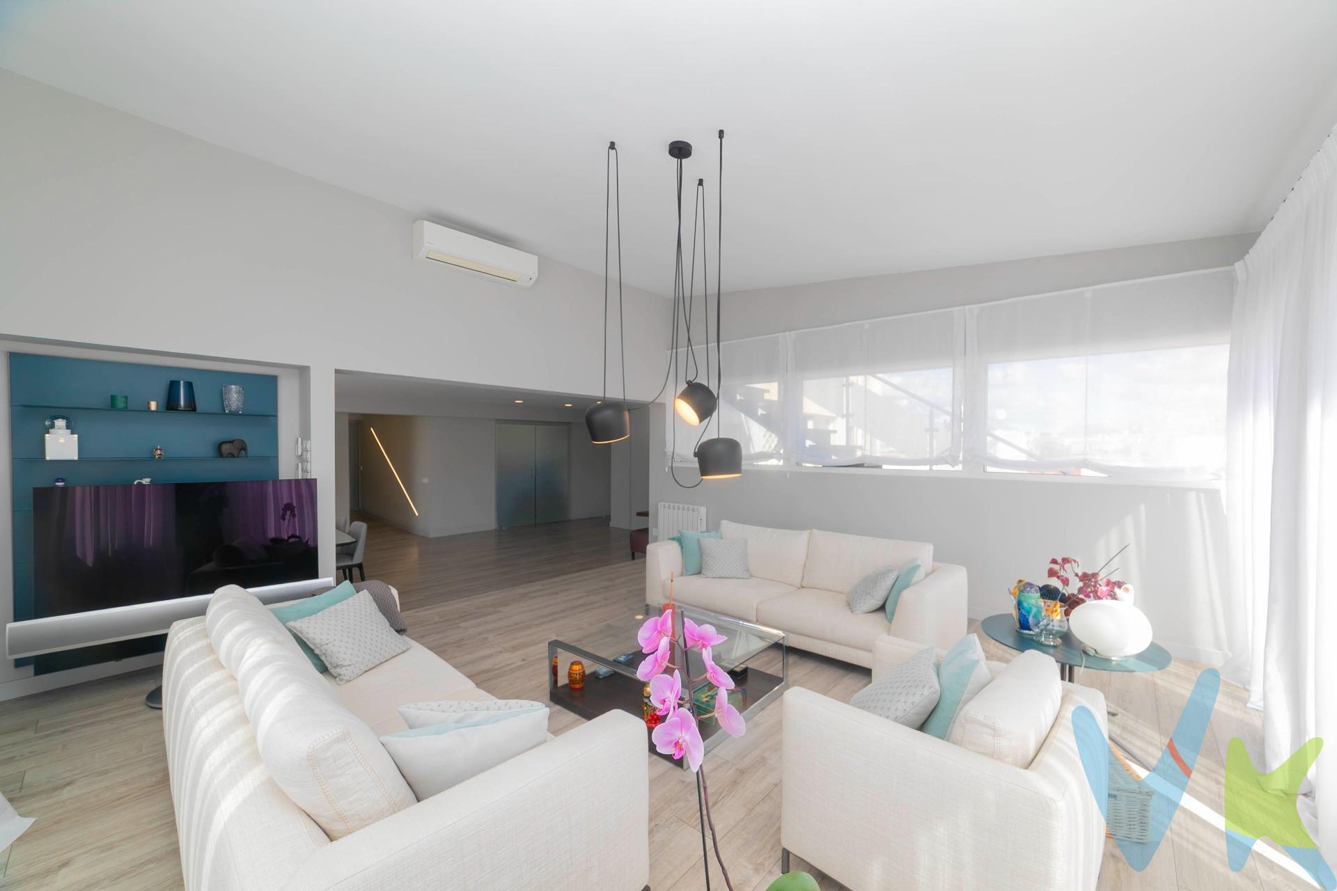 Descubre una joya en el corazón de Madrid: un impresionante ático dúplex de 360 m2 que redefine el lujo y la exclusividad. 🏡 Distribución excepcional:. •	3 amplios dormitorios dobles, incluyendo una majestuosa suite principal con vestidor, baño privado con ducha y bañera, y un acogedor espacio de oficina. •	2 baños completos con diseño moderno y acabados de alta calidad. •	Cocina totalmente amueblada y equipada, con elegantes puertas correderas de cristal templado que la integran con el espectacular salón de más de 70 m2. •	Salón con dos ambientes diferenciados: zona de comedor y acogedora zona de estar, bañada en luz natural gracias a sus ventanales panorámicos. •	Terraza perimetral con acceso directo desde el salón, ideal para disfrutar del aire libre y de las vistas despejadas. •	Aire Acondicionado en todas las estancias. Calefacción central. Ascensor. Conserje. 🏙️ La joya de la vivienda: su terraza superior. En la planta alta, un oasis privado te espera: una terraza de ensueño con vistas 360º a Madrid. Disfruta de:. •	Un espectacular porche donde relajarte o recibir invitados. •	Una cocina exterior completamente equipada para tus celebraciones. •	Un cuarto de baño para mayor comodidad. •	El lugar perfecto para organizar inolvidables fiestas veraniegas, noches de descanso bajo las estrellas y barbacoas con la ciudad a tus pies. 🏢 Estudio independiente, perfecto para tu hijo adolescente o alquilar, familiares/huéspedes o empleados del hogar. Además, la vivienda cuenta con un estudio independiente con:. •	Cocina americana totalmente equipada. •	Baño completo con acabados de alta calidad. •	Salón-dormitorio funcional y acogedor. •	Terraza privada de 40m² con espectaculares vistas de todo Madrid, ideal para relajarse y desconectar. 🏘️ Ubicado en una de las mejores zonas de Chamberí, con una conexión inmejorable y rodeado de todos los servicios, comercios y zonas verdes. 🚀 Si buscas una propiedad exclusiva, espaciosa y con las mejores vistas de Madrid, ésta es tu oportunidad!. ✨ Llama ahora y ven a visitar el cielo de Madrid. ✨ . No te pierdas nada y síguenos en https://www.instagram.com/assyssinmobiliarias_chamberi/?hl=es. . El comprador tendrá un coste adicional correspondiente al servicio de gestión, asesoramiento y acompañamiento en todo el proceso de compra. Dicho importe, el mobiliario, la decoración y los impuestos no están incluidos en el precio publicado. 