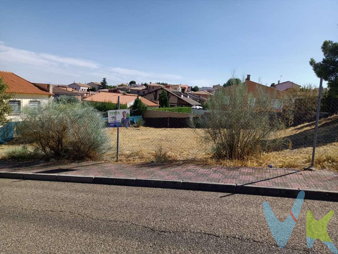 OCASIÓN.
Construye tu casa en Cobisa. Tenemos a la venta parcela de superficie 553m2, calle El Bosque, en el pueblo de Cobisa a 8 kilómetros de Toledo.
Suelo urbano con los servicios de agua y electricidad en acera. No hay comunidad ya que estas en el pueblo de Cobisa. Solo se paga IBI. 
Si necesitas construir, esta es tu parcela. Llámanos y te informaremos para construir, proyecto, normas urbanísticas, hipoteca, autopromoción, etc.
Honorarios de intermediación inmobiliaria no incluidos en el precio.
Información válida salvo error tipográfico.