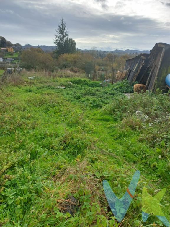 ¡Oportunidad única en La Somata el Berrón (Siero)! Presentamos esta magnífica finca edificable de 2.500 metros cuadrados, ideal para construir la casa de tus sueños. El terreno, con una ligera pendiente, ofrece un entorno natural incomparable al lindar con un río, lo que proporciona un ambiente tranquilo y relajante. Además, cuenta con un camino de acceso que facilita la entrada y salida.  La parcela se encuentra en una zona de viviendas unifamiliares, lo que garantiza un entorno residencial y seguro. La conexión de luz y agua es sencilla, lo que agiliza cualquier proyecto de construcción. Su ubicación es inmejorable: a solo 10 minutos andando de la estación de tren, permitiendo una excelente comunicación con el resto de la región.    Este terreno urbano (solar) está situado en el núcleo urbano, ofreciendo la perfecta combinación entre naturaleza y comodidad urbana. No pierdas la oportunidad de invertir en esta joya inmobiliaria que te permitirá disfrutar de una vida tranquila sin renunciar a las comodidades modernas. ¡Contacta con nosotros para más información y ven a conocer tu futuro hogar! Gastos e impuestos no incluidos en el precio. A título orientativo, en segundas transmisiones, el comprador abonará el Impuesto sobre Transmisiones Patrimoniales (ITP). Para consultar los porcentajes del ITP en Asturias puede hacerlo a través de la web oficial de servicios tributarios del Principado de Asturias https://sede.tributasenasturias.es/sites/sede/default/es_ES/Que-quieres-hacer/Transmisiones-Patrimoniales-y-AJD. La base imponible será el mayor valor entre precio de compraventa, tasación o valor de referencia catastral. Gastos de notaría y registro aranceles variables según precio, número de copias y complejidad).     El comprador escoge libremente notario. El vendedor asume, por ley, los gastos que le correspondan, salvo pacto en contrario. Si se precisa hipoteca: Tasación, condiciones y costes bancarios según entidad elegida por el comprador; así como los gastos de gestoría y cualesquiera otros inherentes a la formalización de la compraventa. De acuerdo con la ley, no se incluyen en el precio otros gastos o tributos que legalmente correspondan al comprador. Honorarios de intermediación inmobiliaria a cargo del vendedor y honorarios de mediación inmobiliaria del 2% más I.V.A. con un mínimo de 2000EUR más I.V.A. a cargo del comprador.     El consumidor tiene derecho, conforme a la normativa vigente, a disponer de información y documentación adicional relativa al inmueble y condiciones de la compraventa. Cualquier compraventa y sus condiciones quedan sujetas en todo caso a la aceptación expresa del vendedor del inmueble y a la posterior formalización del correspondiente contrato. El presente anuncio tiene carácter meramente informativo; la información suministrada se corresponde con la disponible a la fecha de publicación, pudiendo variar en función de las circunstancias o actualizaciones legales, contractuales y fiscales.