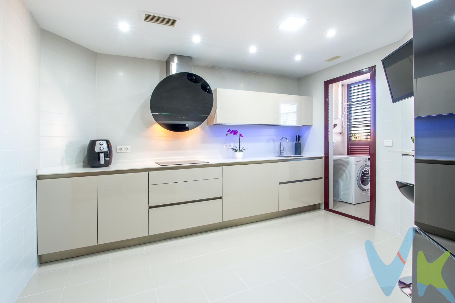 Crea el hogar que siempre has soñado e imagina despertar cada mañana rodeado de luz en el corazón de Molina de Segura, en una sexta planta con vistas abiertas y ambiente tranquilo. Este piso de dos dormitorios es mucho más que una vivienda: es el espacio perfecto para empezar nuevas historias y momentos inolvidables. La cocina, completamente reformada y con mucho estilo, invita a disfrutar de desayunos lentos o cenas improvisadas; cada detalle pensado para que te sientas a gusto y presumas de tu hogar. El salón es amplio, acogedor y cuenta con acceso directo a una terraza donde el sol entra a raudales, creando un rincón especial para tus reuniones con amigos, tardes de lectura o sencillamente para desconectar. Tener garaje y trastero incluidos facilita la vida diaria—nunca más perderás tiempo buscando aparcamiento ni espacio para almacenar lo que más valoras. Este hogar combina funcionalidad y diseño en cada rincón, desde el baño cómodo y renovado, hasta los dos dormitorios que se adaptan fácilmente tanto a parejas jóvenes, profesionales o como inversión segura. La ubicación en Plaza Europa te conecta con supermercados, restaurantes, parques y la vida urbana vibrante de Molina, sin renunciar a la tranquilidad de un piso alto y luminoso. Este piso no solo es un lugar para vivir, sino el escenario para construir tu mejor versión y crear recuerdos que perduren. ¿Te imaginas aquí tu próxima historia?