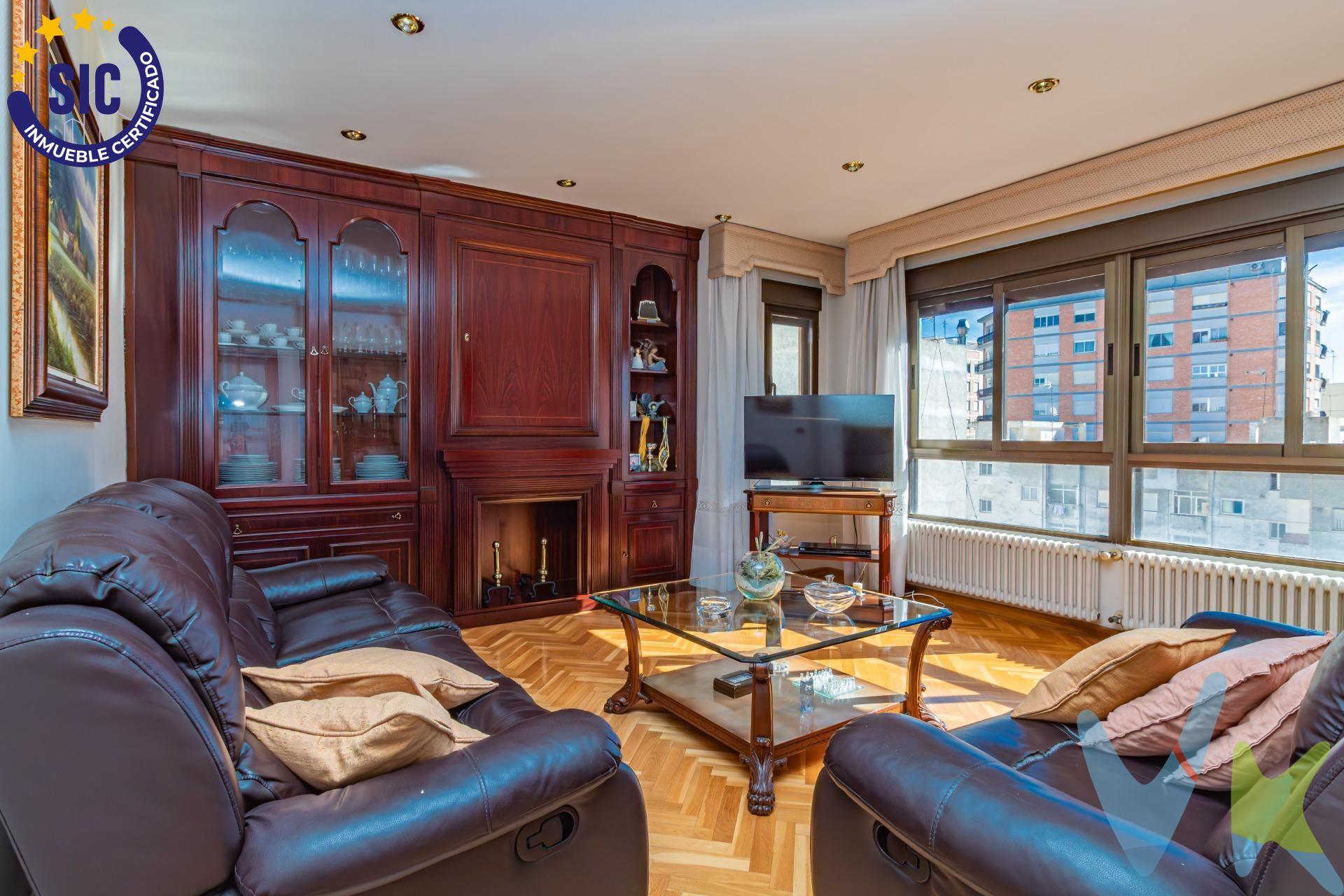 Presentamos este excepcional piso ubicado en el corazón de Vila-real, concretamente en la zona Av. La Mura. Con una superficie total de 154 m², esta propiedad destaca por su amplitud y luminosidad gracias a su orientación este-oeste, con doble fachada que permite disfrutar del sol durante todo el día. El inmueble cuenta con cuatro habitaciones dobles y una sencilla, así como dos baños completos, uno de ellos en suite con bañera de hidromasaje, proporcionando una experiencia de relajación y bienestar. Ideal para familias que buscan espacio sin renunciar a la comodidad. Su cocina equipada se integra perfectamente al amplio salón de 25 m² donde podrás cocinar y compartir momentos con familiares y amigos. Incluye extras muy valorados como armarios empotrados -con un extra adicional en la entrada-, ascensor, balcón privado perfectos para relajarse al aire libre o tomar un café mientras disfrutas las vistas despejadas del casco antiguo. Además, dispone de calefacción mediante caldera, lo que añade un plus de confort a tu hogar. El entorno es inmejorable: estarás rodeado por centros médicos, colegios, zonas infantiles, bancos, supermercados , etc., todo ello te permitirá tener acceso inmediato tanto a servicios esenciales como de ocio. También debes saber que tiene dos plazas de parking. Esta oportunidad única está disponible para todo aquél interesado en vivir cómodamente y cerca de todos los puntos clave de la ciudad. No lo dudes ¡Contáctanos ya!. (*) Gastos, impuestos y honorarios de agencia no incluidos en el precio