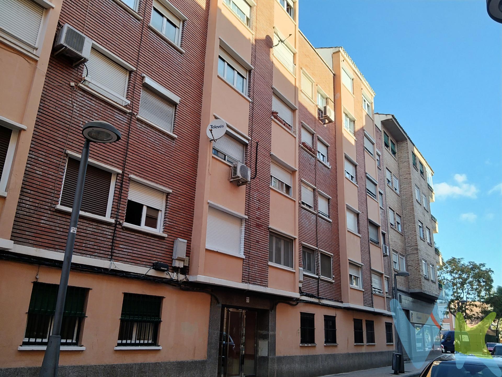 CALLE TOMAS HIGUERA.- PISO REFORMADO!!! La vivienda exterior a la calle tiene una superficie de 56m² útiles. Está distribuida en dos dormitorios, salón-cocina y baño. Tiene calefacción y aire acondicionado por conductos por toda la casa y el agua caliente sanitaria es por termo eléctrico. Finca con ascensor. No dejes de ver la visita virtual 360º donde podrás ver con todo detalle esta vivienda. Gastos e impuestos no incluidos. A título orientativo, en segundas transmisiones, el comprador abonará: Impuesto sobre Transmisiones Patrimoniales (ITP), tipo general en Aragón al 8% (*). Base de cálculo: mayor valor entre precio de compraventa o valor de referencia catastral. Gastos de Notaría y Registro: Aranceles variables según precio, número de copias y complejidad; cálculo según tarifas normativas. Si se precisa hipoteca: Tasación, condiciones y costes bancarios según entidad elegida por el comprador; así como gastos de gestoría y cualesquiera otros inherentes a la compraventa. No se incluyen otros gastos o tributos que puedan por Ley corresponder al comprador. Operación sujeta a doble mediación. Existen honorarios a cargo del comprador, salvo pacto en contrario, no incluidos en PVP. El consumidor conforme a la normativa vigente podrá solicitar información y documentación adicional relativa al inmueble, sus características, condiciones de la operación y del servicio de mediación en la oficina y/o a través de nuestro teléfono de contacto o mail. La agencia actúa exclusivamente como intermediaria en la compraventa, cuyas condiciones, en todo caso, estarán sujetas a la aceptación expresa del vendedor del inmueble y posterior formalización del contrato. La información suministrada se corresponde con la disponible a la fecha de publicación, pudiendo variar en función de las circunstancias o actualizaciones legales, contractuales y fiscales. Anuncio de carácter meramente informativo. Para una información exhaustiva sobre el funcionamiento, tipos impositivos y bonificaciones del ITP en Aragón, puede consultar el portal oficial de la Agencia Tributaria Autonómica. Tarifas notariales y registrales reguladas en el Anexo I del Real Decreto 1426/1989 y Anexo I del Real Decreto 1427/1989, respectivamente. Anuncio no vinculante, puede contener errores.