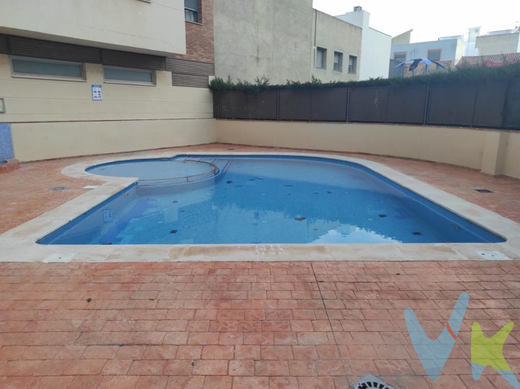  **Piso en Venta en Riba-roja de Túria: Confort y Comodidad en un Espacio Elegante**Le presentamos una oportunidad inigualable para adquirir un piso excepcional en la encantadora localidad de Riba-roja de Túria. Con un diseño moderno y funcional, esta propiedad reúne todas las características que garantizan una vida cómoda y placentera. Distribuido en 149 metros construidos, de los cuales 100 son útiles, este piso se sitúa en la primera planta de un edificio que data de 2006, el cual ha sido mantenido en excelentes condiciones.El interior del piso es amplio y luminoso, lo que proporciona un ambiente acogedor desde el primer momento. La propiedad cuenta con tres habitaciones cuidadosamente diseñadas, perfectas para un hogar familiar o para adaptarse a diversas necesidades. Todas las estancias han sido pensadas para maximizar el espacio y la luz, generando una atmósfera de tranquilidad. Las áreas comunes también son un reflejo del esmero con el que ha sido concebida esta vivienda.Una de las grandes ventajas de este inmueble es su ubicación estratégica, que ofrece proximidad a diversas opciones de transporte público. A escasos metros se encuentra la estación de metro que facilita un acceso rápido al centro de la ciudad y sus alrededores, además de varias líneas de autobuses que aseguran una excelente conexión en términos de movilidad. Esta situación es ideal tanto para quienes trabajan en la ciudad como para aquellos que prefieren disfrutar de la tranquilidad que ofrece Riba-roja de Túria.El edificio, dotado de ascensor, destaca por sus comodidades adicionales, entre ellas un garaje de conveniente acceso directo desde la calle, proporcionando así una solución práctica y segura para el estacionamiento de su vehículo. Se incluye en la venta una plaza de garaje, aspecto que contribuye a agregar un valor añadido a esta magnífica oferta.Para los amantes del aire libre y el bienestar, el complejo residencial alberga una piscina comunitaria. Esta instalación permite disfrutar de momentos de relax durante los meses más cálidos, haciendo de este lugar un oasis personal donde podrá desconectar y disfrutar del clima privilegiado de la región. Vivir aquí es tener a mano todas las ventajas de un desarrollo residencial de calidad.Se trata de una inversión sólida en términos de confort, seguridad y calidad de vida. El entorno tranquilo de Riba-roja de Túria, con sus parques y servicios cercanos, aporta todo lo necesario para satisfacer las expectativas de quien busca establecer su hogar en un lugar con encanto y prestaciones de primer nivel. Esta vivienda es perfecta tanto para familias como para aquellos que buscan una primera o segunda residencia.Le invitamos a concertar una visita para descubrir en persona todas las ventajas y detalles que este maravilloso hogar le puede ofrecer. Este inmueble es una joya esperando ser descubierta por aquellos que valoran el equilibrio perfecto entre diseño, ubicación y economía. No pierda la oportunidad de convertir este piso en su próximo hogar. Pronto se dará cuenta de que es aquí donde querrá comenzar el siguiente capítulo de su vida. 