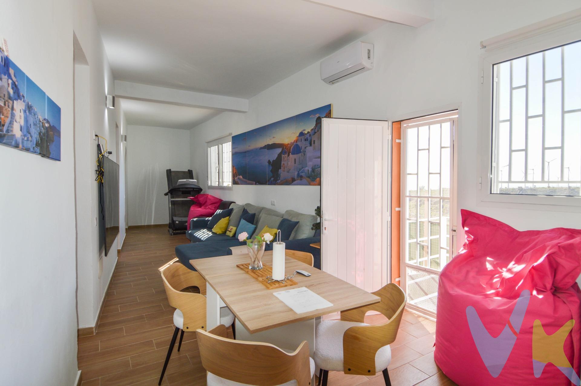 Nuestra agencia ofrece a la venta una casa terrera completamente reformada situada en el centro de la orilla baja en una zona tranquila con vistas al mar y próxima a las áreas de servicios. Dispone de una terraza soleada durante gran parte del día, que ofrece unas vistas panorámicas al mar y al barranco de Santa Lucía. Ideal para comidas al aire libre, tomar el sol y disfrutar de atardeceres memorables. Cuenta además con una práctica terraza semi-cubierta, perfecta para utilizar como zona de barbacoa, reuniones familiares. Un trastero útil  o cuarto de servicio, ideal para almacenar herramientas, enseres de playa o artículos de temporada, ayudando a mantener el orden en la vivienda. El interior de la vivienda se distribuye en una sola planta, ofreciendo comodidad y un flujo muy funcional; El salón es el espacio central de la casa, bañado por luz natural que entra por sus ventanas. Es un lugar perfecto para el descanso con una atmósfera cálida y acogedora. La cocina es independiente, lista para cocinar desde el primer día. Dispone de suficiente espacio de almacenamiento y una distribución práctica. La casa dispone de dos dormitorios principales de generosas dimensiones, ambos exteriores y muy luminosos. Una estancia adicional que actualmente puede servir como despacho, sala de juegos o cuarto de invitados, con la posibilidad real de convertirla fácilmente en un tercer dormitorio si fuera necesario. Y por último un baño completo, bien conservado y funcional. Se vende parcialmente amueblada. . La azotea no solo ofrece un espacio adicional con potencial (por ejemplo, para chill-out), sino que está equipada con placas solares que garantizan un significativo ahorro energético y una vivienda más sostenible. La vivienda dispone de un vado permanente y privado en la entrada, garantizando un acceso directo y cómodo para un vehículo desde la calle al interior de la propiedad. A pocos minutos de la puerta, tendrá acceso a todo lo necesario para el día a día, incluyendo supermercados, farmacias, centros médicos, bancos y comercios locales, asegurando una vida cómoda. *Visitas a la propiedad*: Todos los interesados en ver la propiedad deberán presentar un documento de identificación válido, como DNI, NIE o pasaporte, antes de la visita. Además, se requerirá que firmen una hoja de visita al ingresar a la propiedad. INFORMACION ADICIONAL:. - El uso de la propiedad estará siempre sujeto a la legislación vigente. - El precio de venta no incluye impuestos ni gastos de compraventa, como el Impuesto de Transmisiones Patrimoniales (6.5% o 1% en el caso de primera transmisión más IGIC correspondiente en este último caso), honorarios del Registro de la Propiedad, notaría y gestoría. - La información sobre la propiedad está sujeta a posibles errores y cambios involuntarios. 