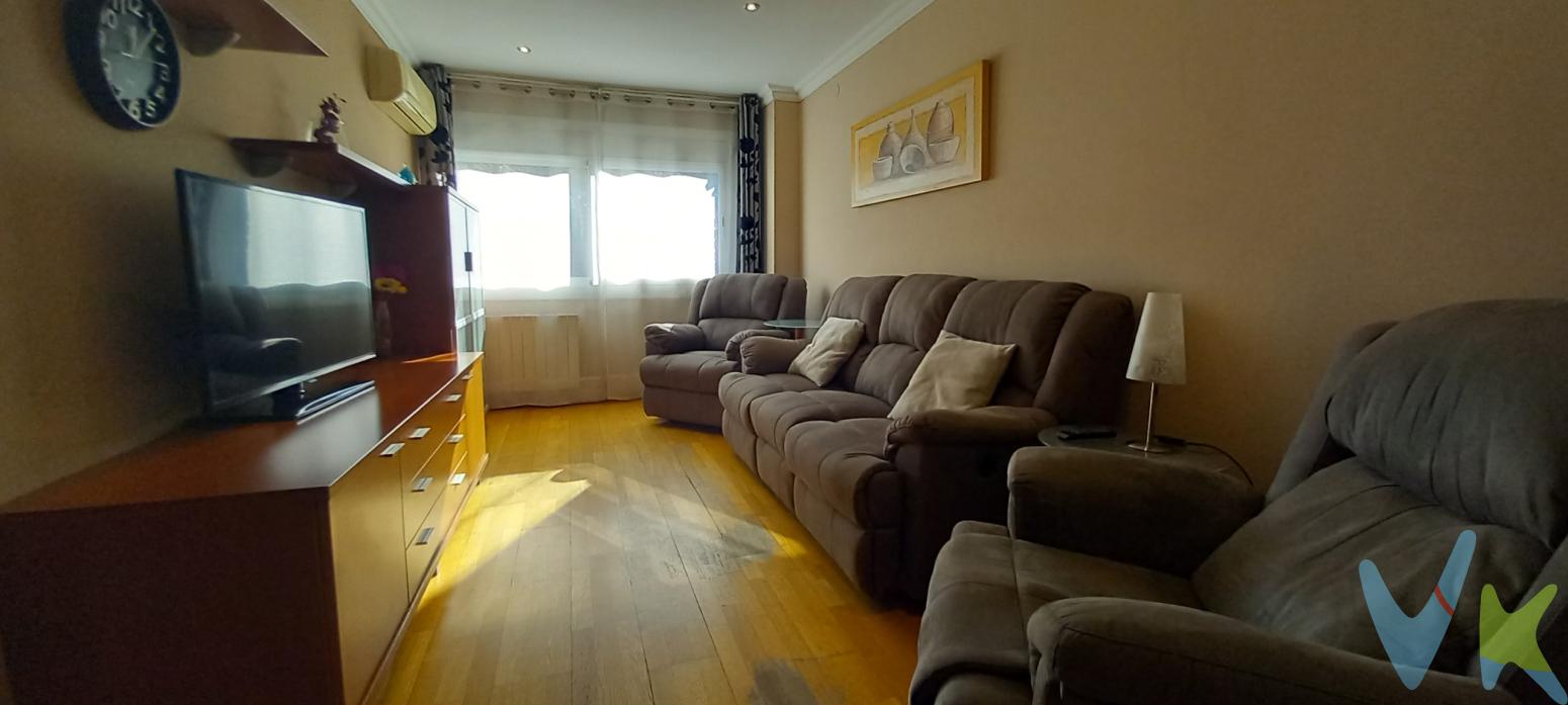 Si busca un precioso piso y en perfecto estado en la zona de El Carmel ya lo ha encontrado además con gran Parking incluido en el precio. Vaya a visitarlo y Haga de este piso su Hogar. Ubicado en la Calle Santuari. Zona El Carmel. Finca del año 1980. 2º Piso con Ascensor. Gran Parking con acceso directo por ascensor. Consta de una Superficie construida de 87m2 (Según datos catastrales). Se distribuye en 3 Dormitorios (2 dobles y 1 individual con salida a un pequeño Balcón orientado a la Calle Santuari). Salón comedor exterior con gran ventanal. Sala de estar junto a la cocina. Cocina independiente orientada al patio de luces y con salida a la Galería. Baño de 4 piezas con bañera. Recibidor con armario empotrado. Calefacción por radiadores a gas natural. Aire acondicionado por Split. Carpintería exterior de aluminio. Carpintería interior de madera en color claro. Suelos de gres y parquet. Gas natural. Orientación Sureste. Comunicado con varias líneas de autobuses y Metro L-5 (El Carmel). Disponemos de plano confeccionado por arquitecto. Los muebles y enseres que aparecen en las fotografías no están incluidos en el precio. Honorarios a cargo del vendedor. Gastos del comprador no incluidos en el precio (ITP, Registro, Notario, etc...) 