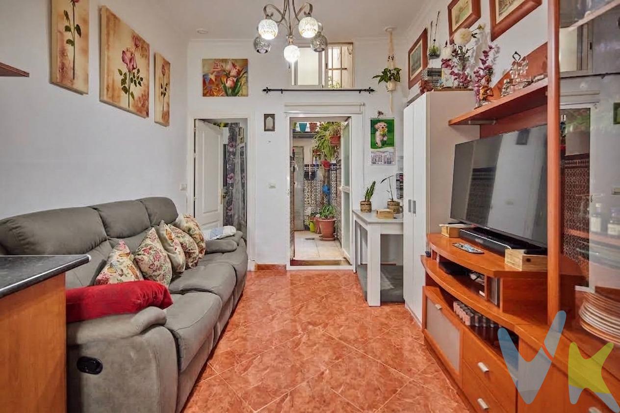 Si buscas vivir en una de las zonas con más encanto de Cádiz, este acogedor bajo interior es una excelente oportunidad. Situado a escasos metros del Gran Teatro Falla y de la playa de La Caleta, disfrutarás de la esencia del casco histórico con la tranquilidad de una finca cuidada y silenciosa. La vivienda cuenta con una amplia habitación, un espacio diáfano de salón con cocina integrada, un baño completo y un agradable patio privado que aporta luz y un rincón perfecto para disfrutar del exterior. Además, dispone de un práctico espacio de almacenaje, un valor añadido muy útil en este tipo de viviendas. Su condición de bajo interior lo convierte en un hogar especialmente tranquilo, ideal para quienes buscan descanso sin renunciar a tener a un paso la playa, la universidad, comercios, restaurantes y todos los servicios del centro histórico. . ***Periodo de validez de la publicación 31/12/2026. ***Honorarios de agencia: 3% más IVA (21%) del precio de compraventa. Se hace constar que la agencia efectúa una labor de intermediación, y que las condiciones finales de la compraventa quedan sujetas a la aceptación expresa de la parte vendedora y formalización del contrato de compraventa. Gastos aproximados de comprador en concepto de Aranceles notariales y Registro de la Propiedad: 900 € - 1.500 €, variables según operación (Real Decreto 1426/1989 y Real Decreto 1427/1989). Operación sujeta a I.T.P. (7%) (Ley 5/2021, de 20 de octubre, de Tributos Cedidos de la Comunidad Autónoma de Andalucía). *Estimación tipos generales de gastos de compra según ley. Todos los porcentajes son aplicables sobre precio de compraventa del inmueble o valor de referencia catastral. Gastos particulares de financiación por cuenta de comprador no incluidos. Consulte con nosotros si tiene bonificaciones en su caso concreto, estaremos encantados de asesorarle con todo detalle. . 
