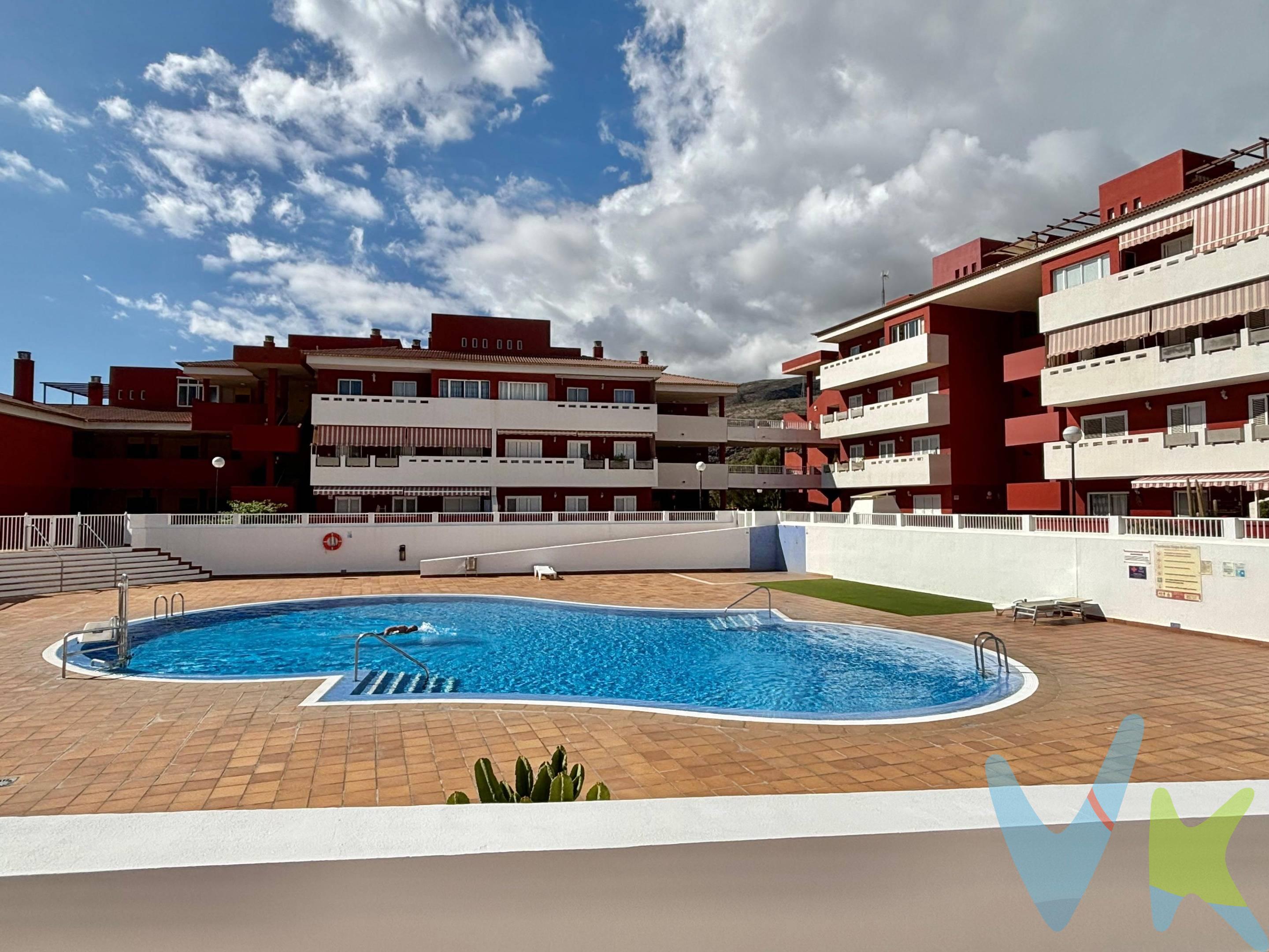 Descubre este acogedor ático dúplex situado en una de las zonas con más encanto de El Puertito de Güímar. La vivienda cuenta con una luminosa habitación con balcón privado, un baño completo y un agradable salón con cocina americana integrada, perfecto para disfrutar de un ambiente práctico y moderno. La joya de la casa es su amplia terraza con vistas despejadas, un espacio único para relajarte, tomar el sol o compartir momentos inolvidables al aire libre. Además, el residencial ofrece piscina comunitaria, ideal para refrescarse durante todo el año. A tan solo dos pasos de la playa y junto al Club Náutico, este ático te permite vivir la esencia del litoral en una zona que se ha convertido en tendencia por su ambiente tranquilo, servicios cercanos y calidad de vida. Una oportunidad perfecta tanto como vivienda habitual, residencia vacacional o inversión. Llámame y los vemos juntos. 