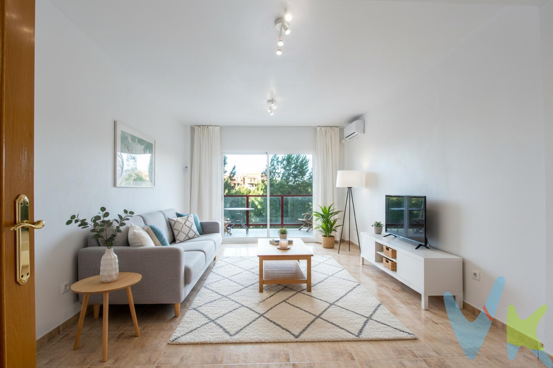 Crea el hogar que siempre has soñado en este bajo dúplex en el exclusivo residencial Panoramic de Altorreal, en primera línea del campo, donde la comodidad y las vistas se funden con la tranquilidad. Desde su amplia terraza de acceso, la vivienda abre paso a un interior luminoso y funcional. En planta baja, una cocina independiente con lavadero y despensa, y un salón–comedor con salida directa a la terraza, perfecto para disfrutar de desayunos al sol o cenas al atardecer, contemplando el green. En la planta superior, la zona de descanso cuenta con tres dormitorios, uno de ellos con baño en suite, acompañados de un segundo baño completo para mayor comodidad. Además, la propiedad incluye plaza de garaje, trastero y forma parte de una comunidad con piscina, ideal para refrescarte y compartir momentos inolvidables en un entorno seguro y familiar. Un hogar que combina exclusividad, bienestar y entorno natural. Vivir en Panoramic no es solo habitar una casa, sino disfrutar de un estilo de vida relajado, rodeado de naturaleza, a pocos minutos de la ciudad. 🔑 Comercialización en multidifusión. Por mandato expreso del propietario, este inmueble se comercializa en multiexclusiva, lo que garantiza un acceso completo a la información, un servicio profesional y una gestión ordenada, sin interferencias de terceros. Si eres agente inmobiliario y tienes un cliente interesado, estaremos encantados de colaborar. Contáctanos sin compromiso. 🤝 Una compra tranquila y bien acompañada. Al contactar directamente con nosotros, evitarás molestias innecesarias a la propiedad. Nos encargamos de toda la intermediación, facilitándote la documentación, la información necesaria y un trato cercano, claro y sin complicaciones. Te informaremos con total transparencia de todos los aspectos de la compra, incluidos gastos y honorarios de agencia para que tomes decisiones con calma y seguridad. Nuestra forma de trabajar se basa en algo muy sencillo:. Calma → la tranquilidad de comprar tu vivienda con acompañamiento profesional en todo el proceso con nosotros. ℹ️ Información legal. La descripción del inmueble y las imágenes publicadas tienen carácter meramente informativo y no contractual. El precio ha sido fijado por la propiedad y podría sufrir variaciones hasta su formalización en contrato de compraventa. 💰 Gastos de la compra. Impuestos (ITP). Con bonificación: 3 %. Sin bonificación: 7,75 %. Notaría y Registro: aprox. 1.000 €. Honorarios de agencia: 3 % + IVA, con un mínimo de 3.000 € + IVA (No incluidos en el precio de venta). 