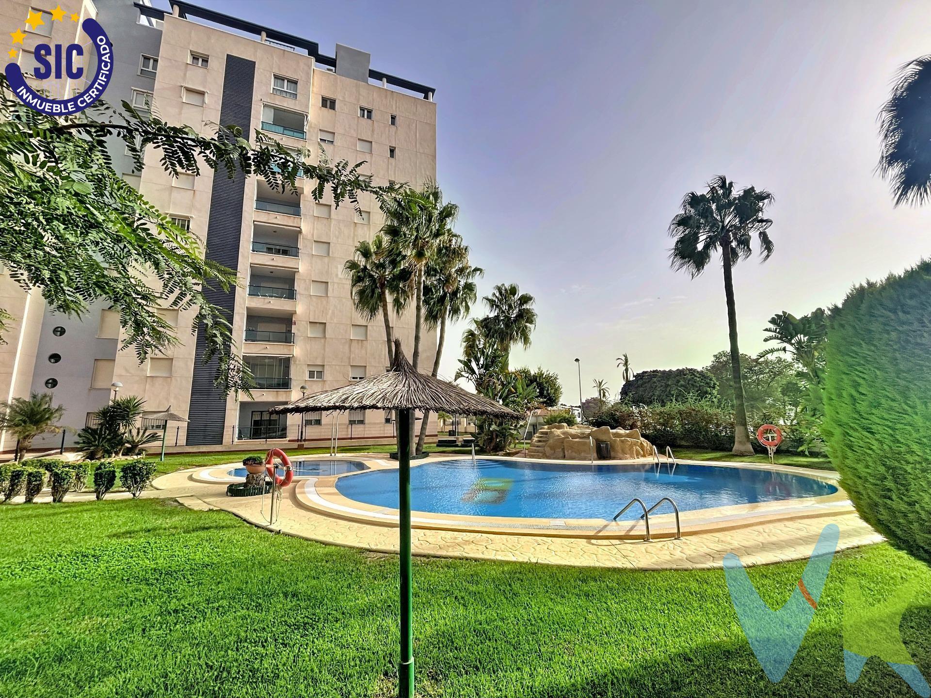 Rentabilidad desde el Día Uno: La propiedad se vende de manera exclusiva con un inquilino solvente y contrato de alquiler vigente. Esto garantiza un flujo de caja constante y una rentabilidad inmediata, eliminando la necesidad de buscar nuevos arrendatarios y gestionar la puesta en marcha inicial. Ubicación Clave y Revalorización: El inmueble se encuentra en Primera Línea de Mar, con acceso directo a la Playa del Torres. Esta localización es tranquila, bien conectada y a solo 4 km de Benidorm, asegurando una demanda de alquiler estable y alta, fundamental para una sólida revalorización de capital a largo plazo. La zona se complementa con amplias zonas para pasear por la costa. Activo Completo y Listo para Explotación: Se trata de una propiedad totalmente amueblada y equipada para su arrendamiento inmediato. Dispone de dos amplias habitaciones, dos baños completos y un salón-comedor luminoso. La terraza ofrece vistas al mar y a la piscina, un factor clave que incrementa su atractivo en el mercado de alquiler. Comodidades que Elevan el Valor: Para el inversor, es importante destacar que se incluyen en el precio una plaza de garaje y un trastero. Estas son dos características muy valoradas que justifican una renta superior. Además, la comunidad ofrece instalaciones muy completas para los residentes: piscina, solárium, gimnasio equipado y servicio de conserjería. Conclusión: Adquiera un activo inmobiliario en la costa que ofrece la seguridad de un alquiler en vigor, una rentabilidad probada y un excelente potencial de apreciación futura.