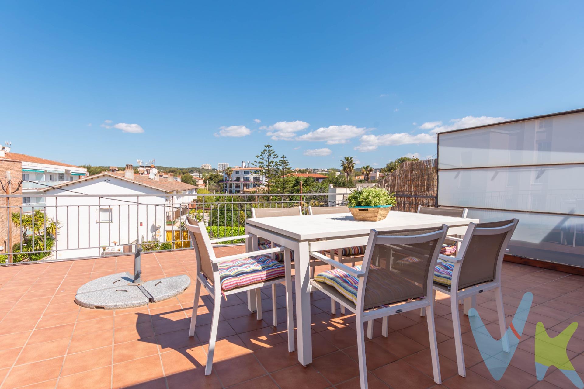 ¿Has soñado alguna vez con vivir a una calle del mar, disfrutando de una terraza infinita con vistas privilegiadas? Esta es tu oportunidad de hacer ese sueño realidad. Te presentamos este espectacular ático en la exclusiva zona del Vinyet, donde la joya de la propiedad es su impresionante terraza. Con un espacio amplio y luminoso, perfecta para crear momentos inolvidables, esta terraza te ofrece vistas privilegiadas a la zona de casas del Vinyet, ideal para veladas, cenas al aire libre o simplemente relajarte disfrutando del entorno. El interior del ático cuenta con un salón comedor que se conecta directamente con esta maravillosa terraza, permitiéndote aprovechar al máximo la luz natural y el aire fresco. La cocina individual, completamente equipada, complementa la comodidad de la vivienda. Además, dispone de un dormitorio doble con armarios empotrados, dos dormitorios individuales, un baño completo y un amplio trastero con baño y ducha, brindando espacio y funcionalidad. Para tu confort, la propiedad está equipada con calefacción a gas y aire acondicionado. ¿Listo para vivir en un lugar donde la terraza es el verdadero protagonista, con vistas que invitan a disfrutar cada día? No dudes en contactarnos para más información o para concertar una visita. El precio no incluye muebles ni decoración. El precio no incluye gastos de notaría, AJD, ni impuestos. REF.11316AM