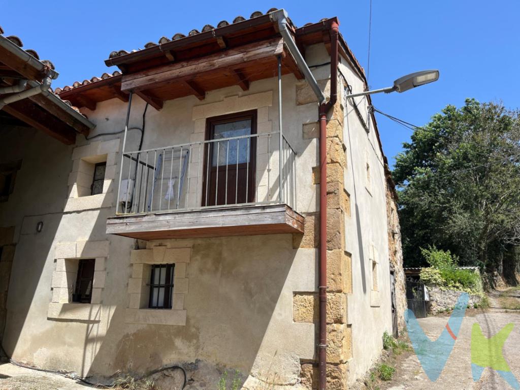 Naturaleza, tranquilidad y un proyecto para hacer a tu medida.En el barrio de Santa Marina, en Silio (Molledo), se encuentra esta casa adosada de dos plantas, ideal para quienes buscan disfrutar de la vida en un entorno rural privilegiado, sin renunciar a unas excelentes comunicaciones.La vivienda dispone, en planta baja, de cocina comunicada con un espacio perfecto como comedor o sala de estar. En la planta superior encontramos dos dormitorios, uno de ellos con salida a un balcón, y un pequeño cuarto de baño. La casa necesita reforma, ofreciendo la posibilidad de adaptarla completamente a tus gustos y necesidades.Junto con la vivienda, se vende una parcela de terreno cruzando la calle de 432m²Silio se sitúa en pleno valle de Iguña, uno de los enclaves naturales más atractivos del interior de Cantabria, con acceso a la autovía A-67 en apenas 5 minutos. Se encuentra aproximadamente a 20 minutos de Reinosa, 30 minutos de Torrelavega y 45 minutos de Santander, disfrutando de una ubicación estratégica entre la montaña y la costa.Un lugar perfecto para quienes desean cambiar el ritmo de vida, disfrutar del aire puro, la naturaleza y la tranquilidad, sin sentirse aislados y con todos los servicios a poca distancia.