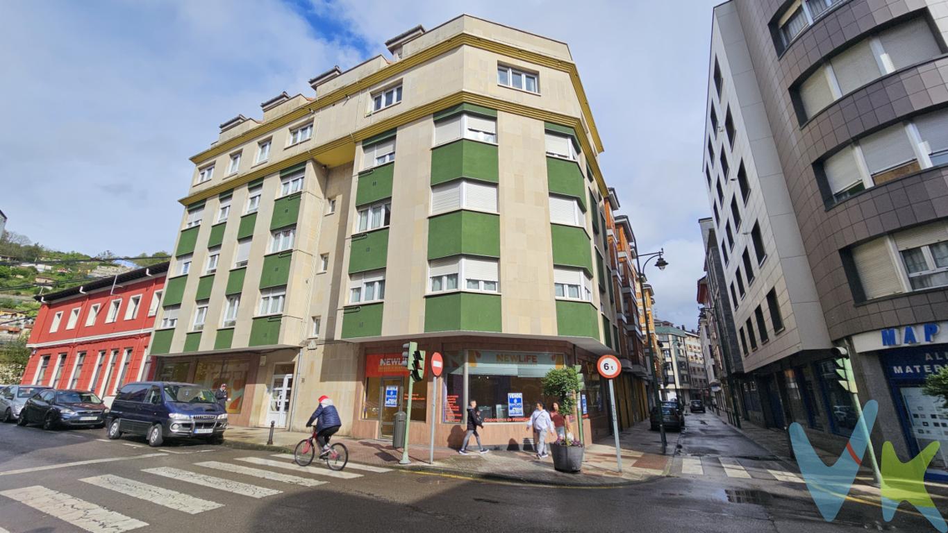 Ático en venta Sama Langreo AsturiasPresentamos una magnífica oportunidad para adquirir un piso en venta, ubicado estratégicamente en la encantadora localidad de Sama. Este acogedor inmueble, cuidadosamente mantenido, se encuentra en la quinta planta de un edificio construido en el año 2000, lo que garantiza tanto modernidad como solidez en su estructura. Con un total de 73 metros cuadrados construidos y 63 metros cuadrados útiles, ofrece un espacio bien distribuido que maximiza la comodidad y funcionalidad.Se distribuye en hall, cocina, salón-comedor, 2 dormitorios y 2 baños.Trastero en planta sótano del edificio.Al ingresar, será recibido por un ambiente lleno de luminosidad gracias a su excelente orientación Sur Oeste y sus amplios ventanales que permiten la entrada de luz natural durante todo el día. La sala de estar se presenta amueblada con gusto y elegancia, proporcionando un entorno acogedor donde relajarse o recibir visitas. La cocina, equipada, se convierte en el lugar ideal para quienes disfrutan de la cocina y desean contar con todos los elementos necesarios para su comodidad diaria.El piso dispone de dos habitaciones, una de ellas con armario empotrado. Los espacios han sido diseñados pensando en las necesidades actuales, ofreciendo un refugio perfecto al final de un largo día. Sus dos cuartos de baño uno con plato de ducha y otro con bañera, complementa la oferta de este inmueble, combinando funcionalidad y estilo.Calefacción de gas Ciudad. Suelos de parquet y gres. Ventanas de PVC.Por si fuera poco, esta propiedad incluye un trastero de 7 metros cuadrados adicional, proporcionando espacio extra para el almacenamiento de esos objetos que necesitamos tener a mano pero que no deseamos que ocupen el área principal del hogar. Y pensando en su comodidad, el edificio está equipado con un ascensor que le permitirá acceder cómodamente a su piso sin importar la cantidad de compras o pertenencias que lleve consigo.La ubicación es, sin duda, un punto fuerte de este inmueble. Con cercanía a la estación de tren, desplazarse tanto dentro de Sama como a otras localidades se convierte en una tarea sencilla y rápida. Además, también se beneficia de varias líneas de autobús, multiplicando las opciones de transporte público a su disposición. Todo esto le permite disfrutar de la tranquilidad de la zona sin renunciar a la conectividad con el resto de la región.A tan solo 28 minutos en coche de Gijón. A 23 minutos de Oviedo. A 38 de Avilés.En resumen, esta propiedad es ideal para aquellos que buscan un hogar bien ubicado, moderno y con todas las comodidades necesarias para entrar a vivir sin complicaciones. Ya sea que desee hacer de este lugar su residencia principal, una segunda vivienda para escapadas relajantes o una inversión inmobiliaria segura, este piso satisface cada una de estas expectativas.No pierda la oportunidad de visitar esta joya inmobiliaria en Sama. Experimente personalmente las ventajas de esta vivienda y déjese convencer por sus encantos. Para más información o para agendar una visita, no dude en ponerse en contacto con nosotros. Estamos seguros de que, al conocerla, verá en ella su próximo hogar. 