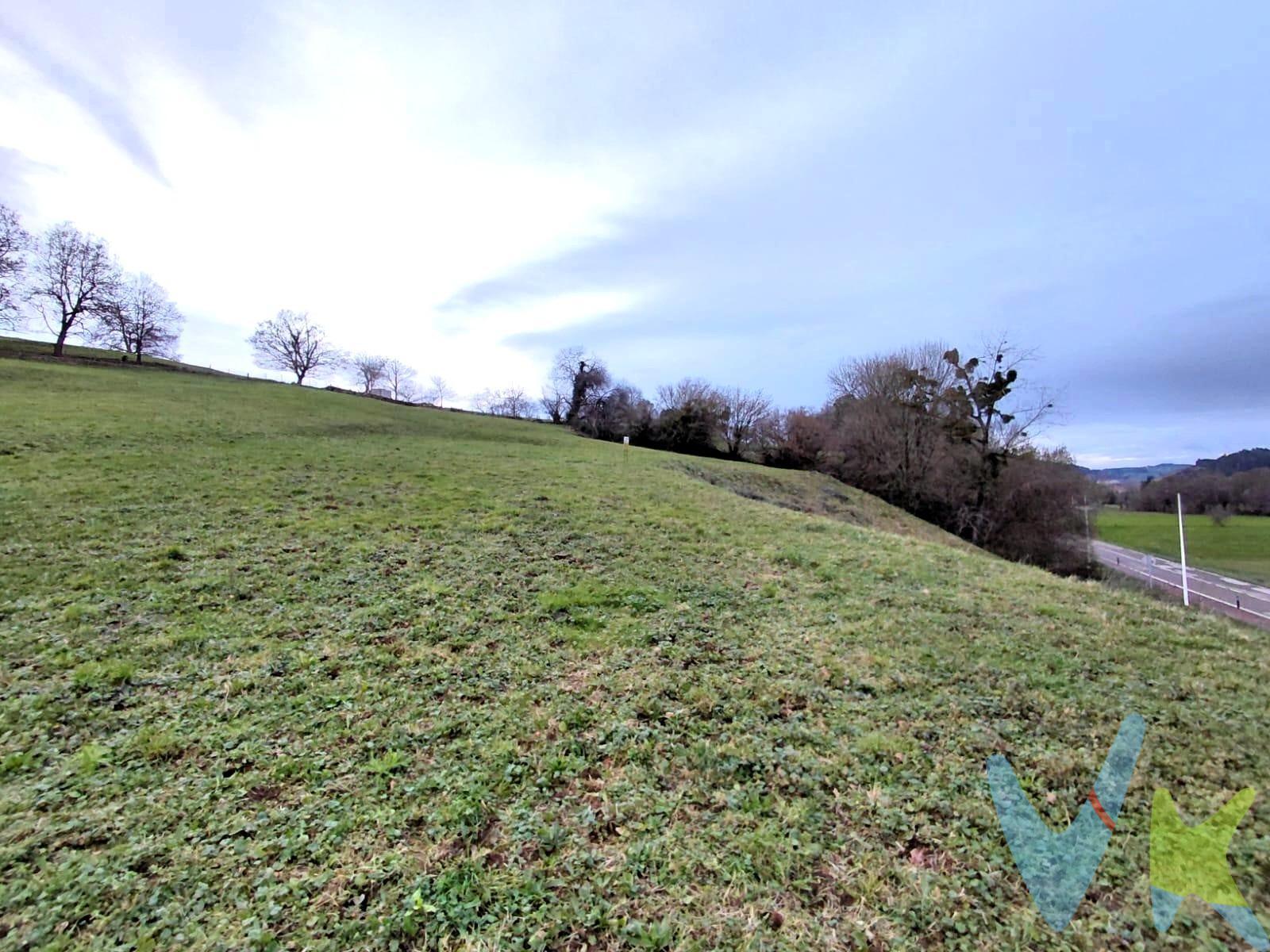 Ubicado en la encantadora localidad de Santa María de Cayón, específicamente en la zona tranquila y acogedora de San Román de Cayón, este terreno urbanizable de mas de 14.000 metros, ofrece una oportunidad única para aquellos que buscan crear su propio refugio. Con una superficie disponible para construcción aún sin desarrollar, se brinda la posibilidad de edificar una casita previa obtención del consentimiento correspondiente por parte de la CROTU. Este espacio rústico es ideal para disfrutar del entorno natural y aprovechar las vistas panorámicas que caracterizan esta área rural; convirtiéndolo así no solo en un lugar donde vivir sino también en un hogar accesible a los placeres simples al aire libre. No pierdas esta excelente ocasión e imagina todo el potencial que puedes realizar aquí. Impuestos, gastos de Notaría y Registro no están incluidos en el precio.