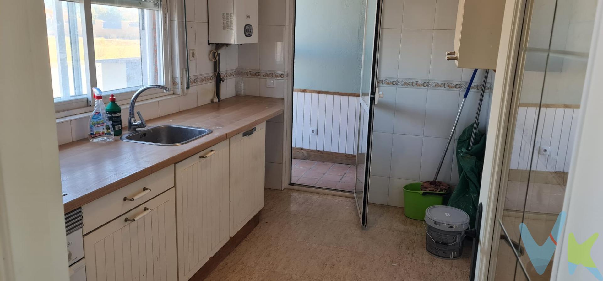 Presentamos esta acogedora vivienda adosada en esquina, ubicada en la tranquila localidad de Villaralbo, a tan solo diez minutos del centro de Zamora. Esta propiedad cuenta con tres dormitorios que ofrecen comodidad y espacio para toda la familia. Además, dispone de un baño completo, un aseo adicional y una luminosa sala de estar conectada a una cocina funcional ideal para disfrutar momentos culinarios. Complementa su atractivo exterior el patio privado de aproximadamente 80 m2, perfecto para relajarse al aire libre o realizar actividades familiares. También incluye un garaje cerrado de unos 20 m2 que garantiza seguridad y comodidad para sus vehículos o como área extra útil almacenaje. Este inmueble pertenece al régimen de Viviendas Protegidas Oficiales (VPO), lo cual implica requisitos específicos: es necesario estar inscrito en el registro correspondiente; no poseer otra vivienda; así como cumplir con los límites establecidos por el Indicador Público De Renta De Efectos Múltiples (IPREM). Sin duda alguna, se trata tanto desde vista residencial familiar como inversión inmobiliaria.