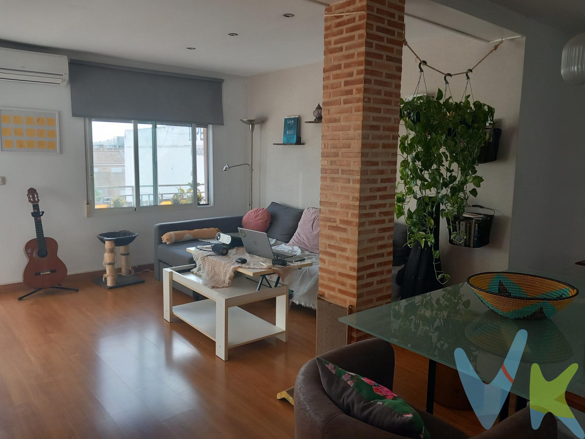 Ponemos a su disposición magnífico piso de 74 m2 construidos, con dos dormitorios, antes eran tres, un baño, cocina y gran salón comedor con balcon y vistas despejadas. Muy bien conservado para entrar a vivir y reformado. Cuarta altura con ascensor. El mobiliario que aparece en las fotos no está incluido en el precio. En el precio del inmueble, no están incluidos los gastos de la compraventa ni los honorarios de la agencia. Para mas información, contacte con nosotros.