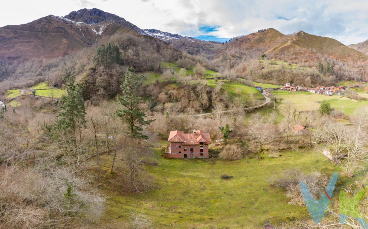 Ponemos a la venta esta PROPIEDAD UNICA en Riofabar, Piloña, al pie del Río del Infierno, en el entorno del PARQUE NATURAL DE REDES. Es un chalet en construcción de 260 m2 útiles en una finca de 8.500 m2 con una PRIVACIDAD TOTAL, donde poder disfrutar de unas VISTAS ESPECTACULARES en un entorno repleto de rutas de senderismo y montaña y de sus bosques autóctonos de hayas, robles, avellanos y castaños. Además de la construcción principal, dispone de una construcción auxiliar y una panera para rehabilitar y adaptar a tus necesidades. Si te gusta la naturaleza te aseguramos que no encontrarás otra opción como esta. ¿TE LO VAS A PERDER? ¡Llámanos y te informamos!