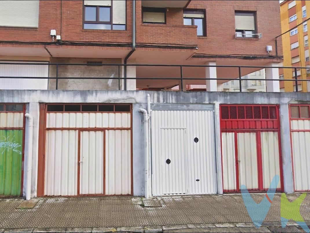 Garaje cerrado de 27 metros cuadrados de superficie construida, con acceso mediante puerta metálica abatible o seccional. Espacio amplio con capacidad para albergar cómodamente un vehículo, dejando aún margen para almacenamiento adicional. El garaje cuenta con suelo de hormigón pulido, paredes enfoscadas y pintadas en color claro para mayor luminosidad, y techo con instalación eléctrica básica, incluyendo punto de luz central y toma de corriente. . Ideal tanto para uso particular como para almacenamiento adicional, pequeño taller doméstico o espacio multiuso. Acceso directo desde la vía pública. No dudes en venir a visitarlo. Gastos de Notaria, Registro e Impuestos no incluidos en el precio.