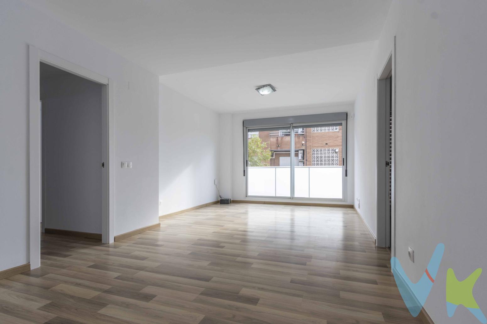 Título: Piso de 2 Habitaciones con Garaje y Trastero en Torrent Descripción General del InmuebleSe presenta para la venta una vivienda tipo piso ubicada en la localidad de Torrent. El inmueble está situado en la primera planta de un edificio residencial. La fecha de construcción del edificio es del año 2017, por lo que sus estándares de construcción son contemporáneos. Distribución y CalidadesLa distribución interior de la vivienda consta de dos dormitorios y dos baños.El suelo es de tarima y las puertas lacadas en blanco. Equipamiento y Zonas ComunesEl edificio está equipado con ascensor, garantizando el acceso a la primera planta.El precio de venta incluye dos anexos vinculados a la propiedad:Una plaza de garaje, destinada al estacionamiento de vehículos.Un trastero, destinado a almacenamiento adicional. Ubicación y ServiciosLa finca se encuentra en una zona de Torrent que dispone de conexiones de transporte público. La proximidad incluye acceso a estaciones de metro y paradas de autobús. Estas conexiones facilitan el transporte al centro de Torrent y a Valencia capital.El entorno inmediato de la propiedad cuenta con servicios básicos, tales como comercios, centros educativos y centros de salud. Solicitud de VisitaPara recibir información técnica adicional, como planos o la memoria de calidades, o para coordinar una visita a la propiedad, contacte con nuestra oficina. 