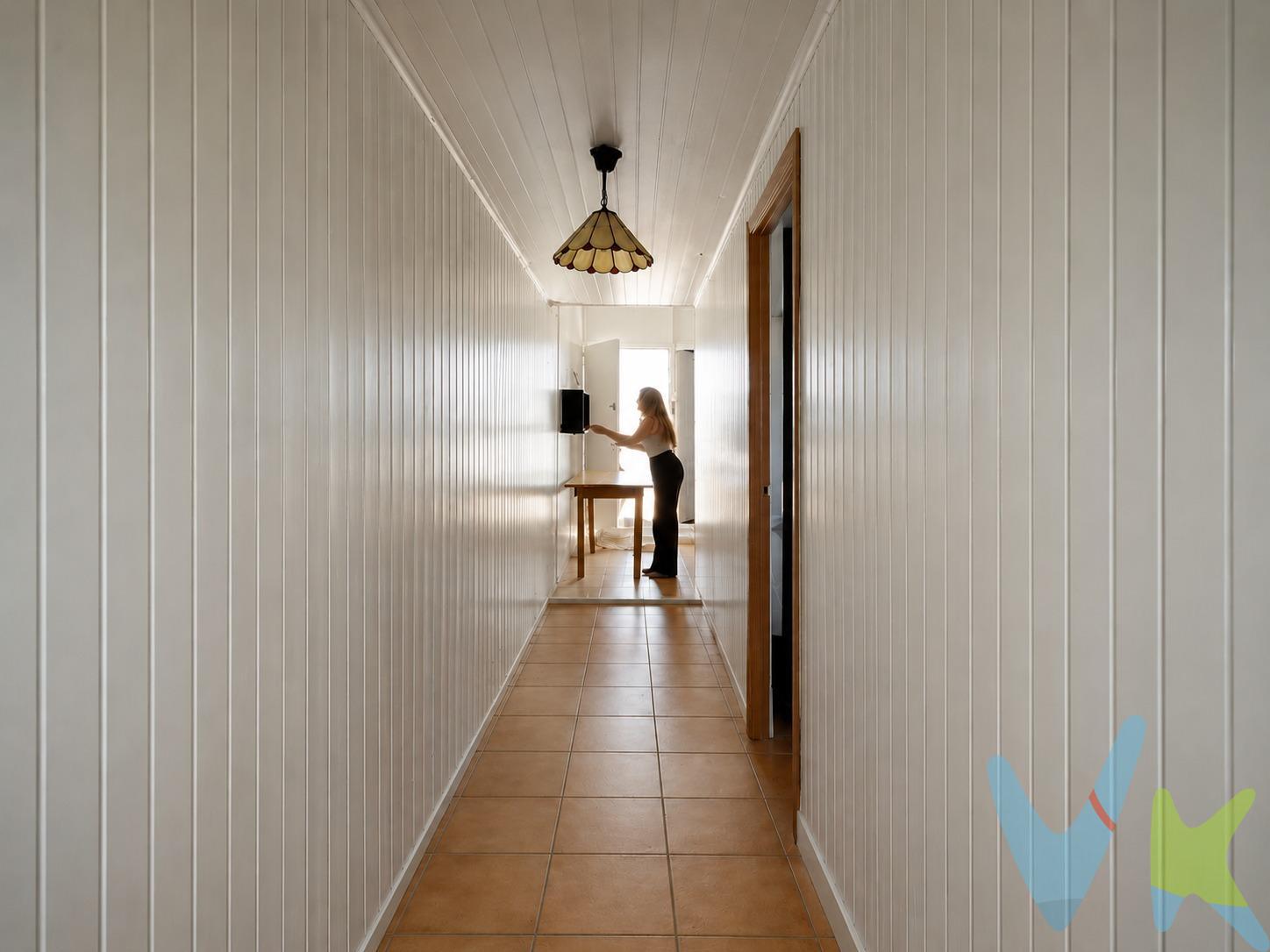 OD1183. Finca rústica de 220 m² con casita prefabricada de chapa sándwich en playa las 3 Piedras, a 900 metros del chiringuito Eduardo. Proindiviso (solo otra parcela más, comparten el IBI del terreno). La vivienda dispone de salón, cocina, 2 baños con ventana, uno de ellos en habitación,  2 dormitorios amplios y bastante espacio exterior para disfrutar del aire libre y estacionar varios coches. Tiene una parte con techo de zinc para desayunar o almorzar a la sombra. Tiene suministro de agua potable, luz y agua de pozo. Y un trastero en el exterior que sirve también de lavadero. Puerta de garaje amplia. Se informa al consumidor de que los gastos e impuestos derivados de la compraventa no están incluidos en el precio publicitado. En las segundas transmisiones, la compra está sujeta al Impuesto de Transmisiones Patrimoniales (ITP), cuyo tipo general en Andalucía es actualmente del 7%, pudiendo existir bonificaciones en función de las circunstancias personales del comprador u otras condiciones previstas en la normativa vigente. Para el cálculo del impuesto, la base imponible se determinará tomando el mayor valor entre el precio de compraventa, el valor de tasación o el valor de referencia catastral. Los gastos de notaría y Registro de la Propiedad, en su caso, son variables y dependen de los aranceles aplicables según el precio y la complejidad de la escritura, pudiendo oscilar aproximadamente entre el 0,5% y el 0,6% del precio de compraventa. En caso de necesitar financiación, la obtención de la misma es ajena a la agencia inmobiliaria, debiendo solicitarse directamente a la entidad bancaria correspondiente, que establecerá las condiciones y costes de la operación.