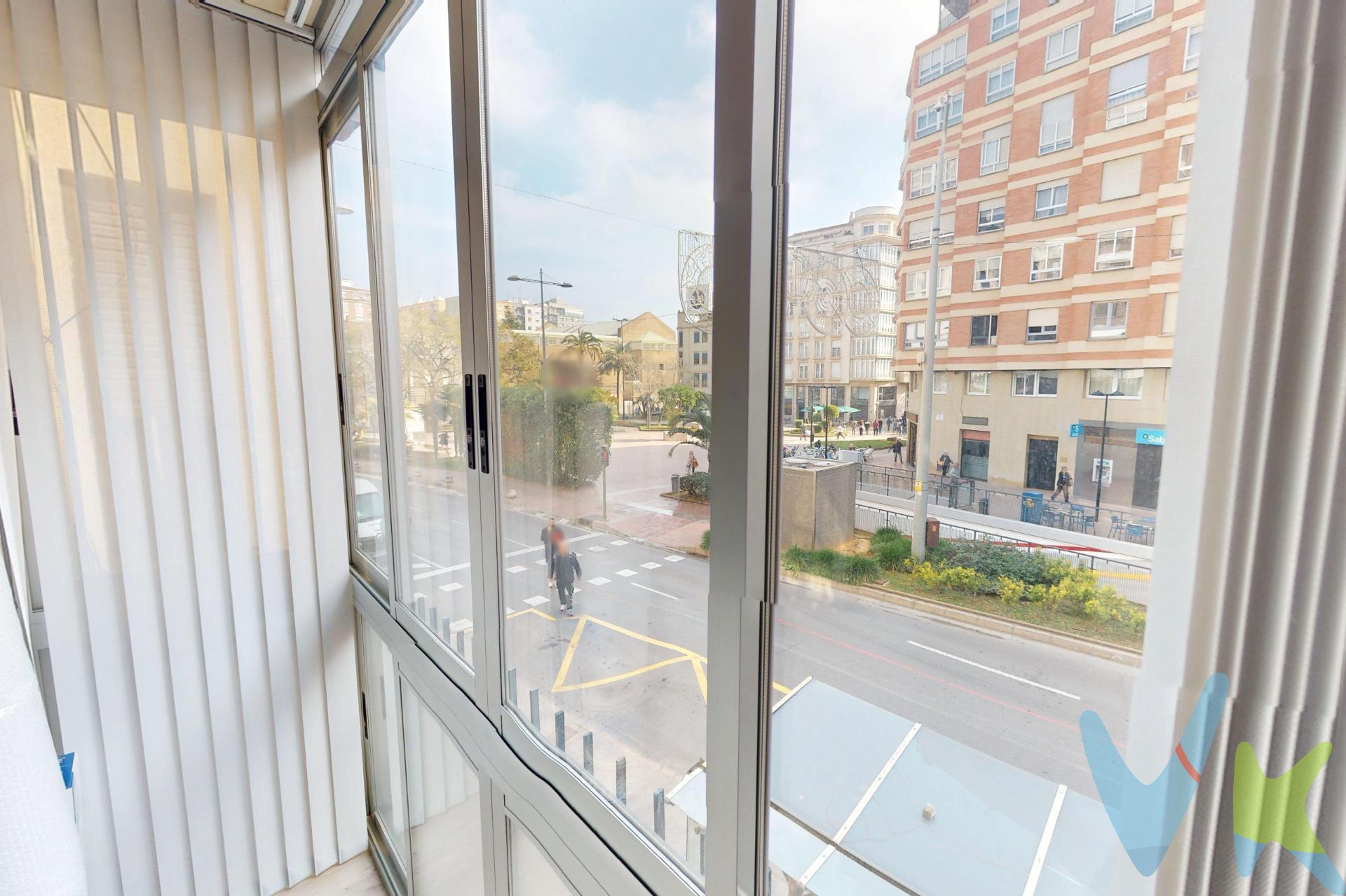 Les presentamos una excepcional vivienda situada en el corazón de Castellón, ideal para quienes buscan espacio y comodidad. Esta propiedad cuenta con una generosa superficie construida de 140 m² que se distribuye eficientemente. Al entrar, un acogedor hall que da paso a un amplio comedor salón que destaca por sus casi 30 m²; este luminoso ambiente ofrece acceso directo al balcón desde donde podrá disfrutar inigualables vistas hacia la emblemática Plaza Fadrell. La cocina está diseñada pensando en su funcionalidad, también dispone del privilegio de tener salida al espectacular patio privado de mas de 37 metros, perfecto para reuniones familiares o momentos tranquilos bajo el sol mediterráneo. Este hogar alberga cuatro cómodas habitaciones: una suite principal dotada de baño incorporado garantizando privacidad total; además dos amplias habitaciones dobles ideales para hijos o invitados, así como otra habitación simple perfecta como oficina o cuarto juvenil. Completa esta excelente distribución otro baño completo muy práctico para las visitas diarias. Este inmueble es en exclusiva, con lo que le facilitamos cualquier información sobre la vivienda. Por este motivo, solicitamos no molesten al propietario, ocupantes de la propiedad, vecinos o conserje de la comunidad. En todos los casos los precios expuestos son más impuestos y gastos derivados de la transmisión del inmueble. 