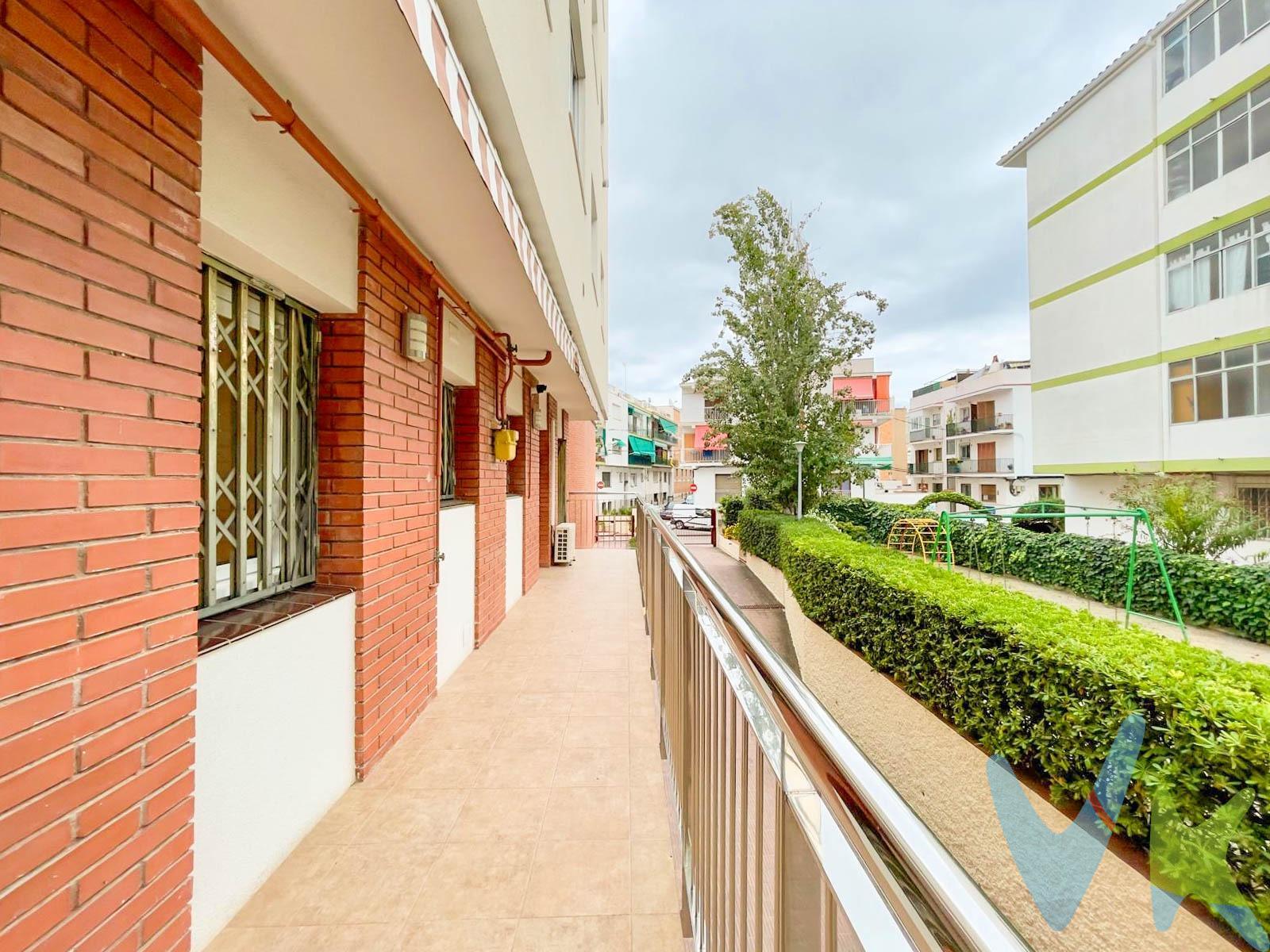 🏡 **¡Descubre tu nuevo hogar en Sitges!** 🌊. Te presentamos este encantador **piso en planta baja** con la sensación de un primero, en una magnífica residencia ideal para familias y amantes del confort. ¡La oportunidad que estabas esperando!. ✨ **Características del piso:**. - 💖 **Habitación en suite:** Con su propio cuarto de baño y un vestidor ideal para el almacenamiento. - 🛏️ **2 habitaciones individuales:** Perfectas para niños, huéspedes o como oficina. - 🚿 **1 cuarto de baño reformado:** Moderno y funcional, diseñado para tu comodidad. - 🛋️ **Amplio salón-comedor:** Un espacio luminoso y acogedor para disfrutar de momentos en familia o con amigos. - 🍽️ **Cocina equipada:** Espaciosa y práctica, lista para que prepares tus recetas favoritas. - 🌞 **Terraza privada:** Un rincón al aire libre donde relajarte y disfrutar del sol. 🌳 La residencia cuenta con **parque infantil**, asegurando un ambiente seguro y cómodo para los más pequeños. 📍 **Ubicación inmejorable:** Situado a un paso del centro, bus y tren al lado, supermercado etc.. Disfruta de la cercanía a playas, restaurantes y espacios verdes. Este piso tiene calefacción de gas , aire acondicionado, puerta blindada y ascensor. ¡No dejes pasar esta oportunidad única y convierte este piso en tu nuevo hogar! ✨. 📞 **Contáctanos** para concertar una visita y descubre todo lo que este maravilloso piso tiene para ofrecer. **Tu nuevo hogar en Sitges te espera. ¡No te lo pierdas!** 🌈. En el precio no se incluye gastos de notaria, impuestos etc... 11221 JL