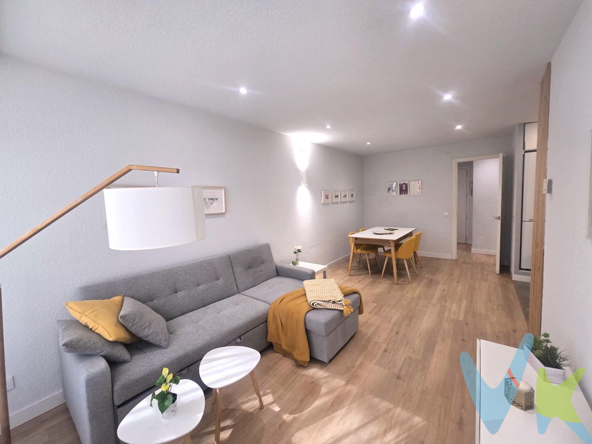 Se vende apartamento semi  reformado y amueblado, ubicado en la prestigiosa zona de Princesa. Al ingresar, nos recibe un hall con armario empotrado que optimiza cada rincón manteniendo todo organizado desde el primer momento. La propiedad cuenta con calefacción centralizada y aire acondicionado por conductos, . Destaca su amplio salón equipado con ventanales que aportan luz natural al espacio. La cocina americana está completamente equipada para maximizar la amplitud del ambiente sin perder funcionalidad ni estilo; incluye electrodomésticos modernos e instalaciones prácticas. El dormitorio viene dotado también de TV y amplios armarios empotrados, proporcionando almacenamiento eficiente sin sacrificar estética decorativa alguna. Un baño moderno completa esta vivienda elegante, ofreciendo plato de ducha junto a una mampara deslizante que facilita su uso cotidiano. La propiedad se encuentra dentro de una finca señorial que dispone doble acceso tanto desde calle Princesa como Plaza España., garantizando comodidad adicional ante cualquier situación cotidiana A esto le sumamos los servicios personalizados proporcionados por portero físico presente las veinticuatro horas así como vigilancia constante asegurando tranquilidad total a sus residentes.