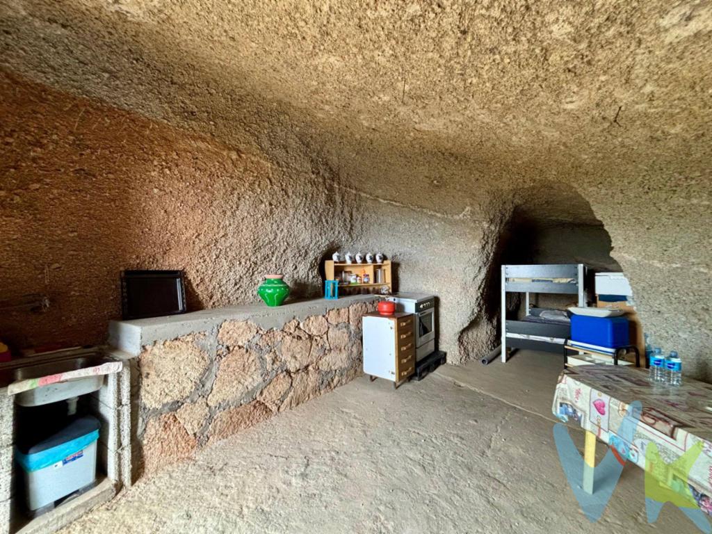 Se vende esta finca rústica de 1.846 m² situada en El Escobonal, Güímar, un entorno natural lleno de autenticidad, ideal para quienes buscan tranquilidad, privacidad y conexión con la naturaleza. La propiedad cuenta con dos cuevas, una de ellas ya cerrada y acondicionada, y otra por terminar, lo que ofrece interesantes posibilidades para crear espacios únicos con carácter propio. Además, dispone de estanque, perfecto para uso agrícola, almacenamiento de agua o como complemento para un proyecto sostenible. Sus increíbles vistas abiertas convierten esta finca en un lugar verdaderamente especial, donde disfrutar de amaneceres, atardeceres y del paisaje en estado puro. Un espacio con gran potencial, ideal como finca de recreo, proyecto personal o refugio para desconectar del ritmo diario en un entorno natural privilegiado. No dejes pasar esta oportunidad. ¡Contacta conmigo y solicita tu visita!