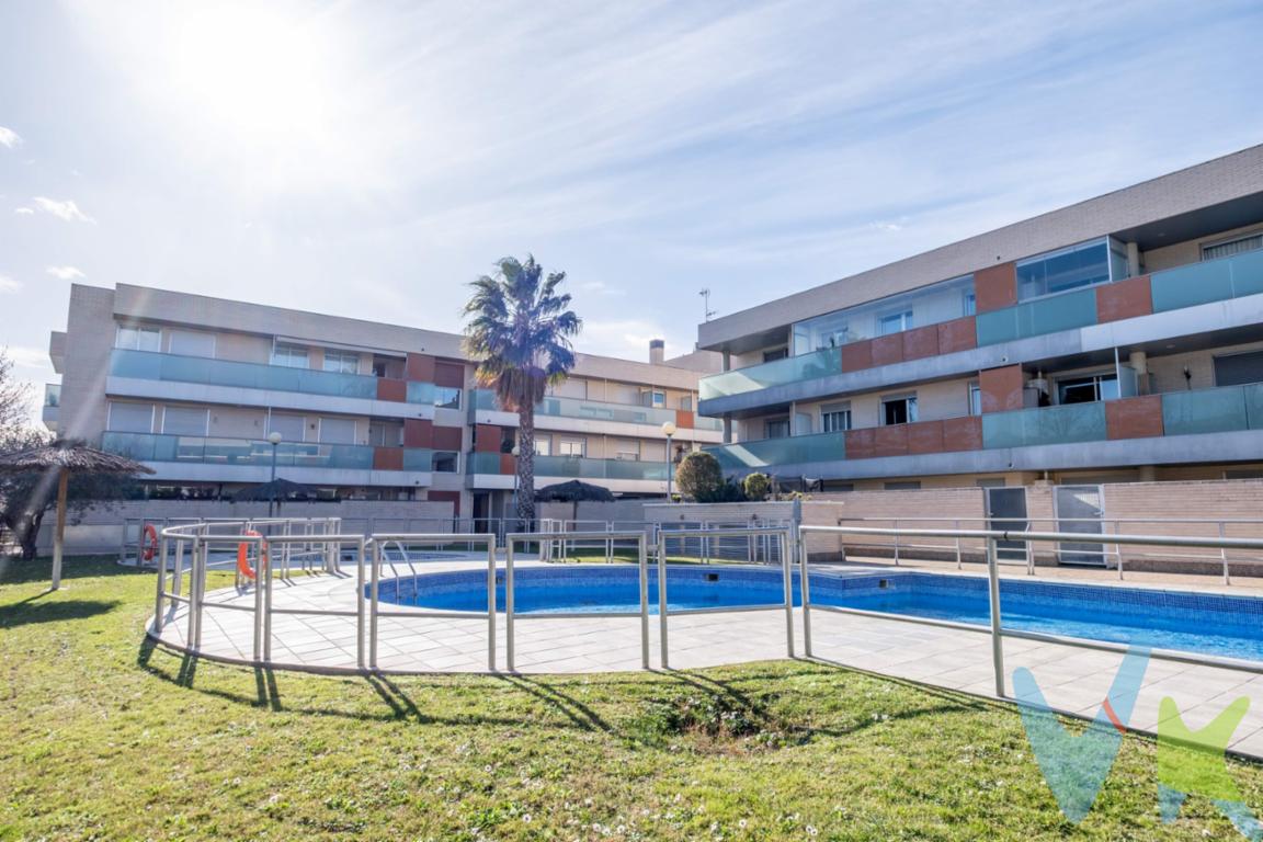 ¿Y si el patio de juegos de tus hijos fuera el parque municipal y tu gimnasio estuviera justo enfrente?. Hay hogares que te cambian el ritmo de vida, y este piso en Calle Ramiro I ( Cuarte de Huerva ) es uno de ellos. Si buscas luz a raudales, espacios abiertos y una comunidad familiar donde tus hijos crezcan seguros, deja de buscar. Has llegado a casa. Espacio, luz, sol  y una bonita terraza. Primero que notarás al entrar es su increíble luz.  Es una vivienda extraordinariamente luminosa y en un estado impecable, con instalación de aire acondicionado en toda la vivienda, y  lista para que entres con tus maletas hoy mismo y con la posibilidad de conseguir un cuarto dormitorio.  Además las persianas son motorizadas. Lo que te enamorará:. -Bonita terraza con acceso desde el salón, cocina y dormitorio con bonitas vistas para ver  atardecer. . -Tu Suite privada: El dormitorio principal no es solo para dormir; es un refugio con baño privado, amplio vestidor  y su propia terraza independiente. Tu momento de relax está asegurado. -Distribución familiar: 3 dormitorios amplios de amplias dimensiones y 2 baños completos para que las mañanas de lunes no sean un caos, y con unos extraordinarios armarios empotrados. -Urbanización con piscina: El oasis que necesitas para los veranos aragoneses. Seguridad y diversión para los más pequeños sin salir de casa. Olvídate de coger el coche para todo. Estás frente al complejo deportivo y el parque municipal donde dispones de piscina, pistas de pádel y de tenis, campos de fútbol, donde tus hijos podrán disfrutar de todas las comodidades con  tan solo como cruzar la calle. Además, la vivienda incluye plaza de garaje, para que aparcar sea la última de tus preocupaciones. Una ubicación imbatible en Cuarte. ¿Vienes a sentir la luz de esta casa? Tu nuevo hogar te está esperando. ******Precio y Gastos:. En el precio de venta publicado no se incluyen los impuestos legalmente establecidos ni gastos derivados de la compraventa y de la inscripción del inmueble (I.T.P., Notaría y Registro de la Propiedad)