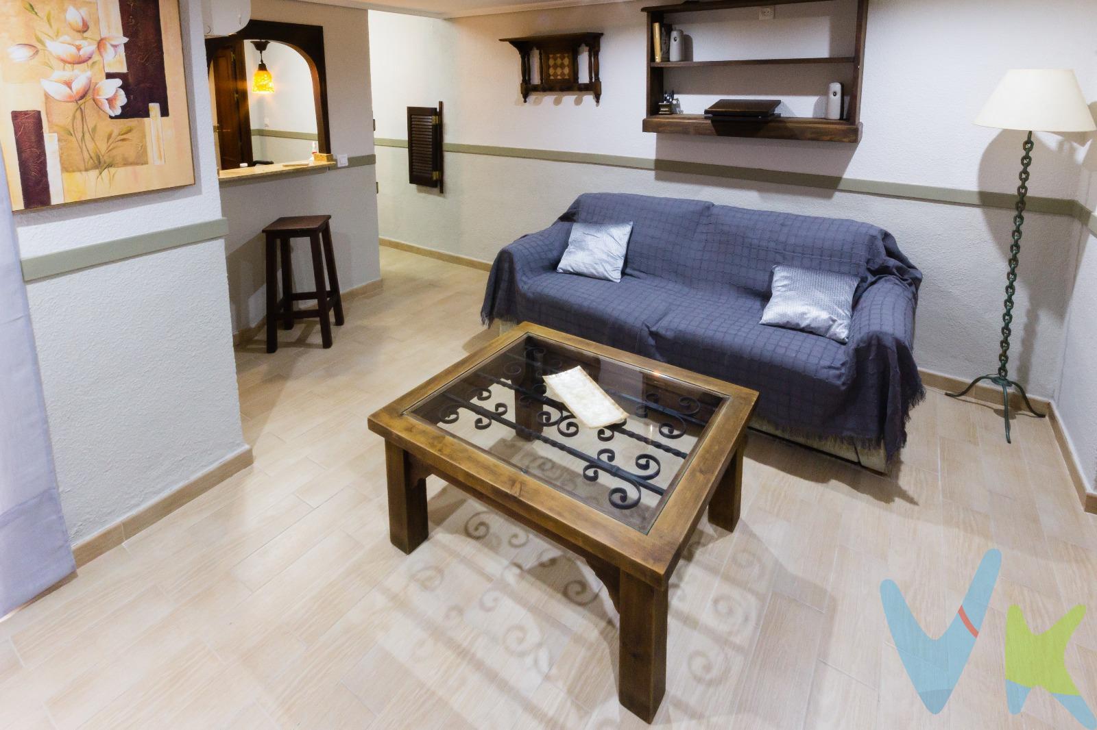 ¡Oportunidad única en Córdoba!. EN EXCLUSIVA!! y en venta coqueto apartamento, en planta baja, de un dormitorio junto a la Facultad de Derecho. Ideal para parejas o como inversión para alquiler turístico o de larga duración. •	Superficie: 49 m² construidos, con un amplio dormitorio con armario empotrado y gran baño con placa ducha. Salón comedor con cocina americana, amueblada y equipada. •	Características: Totalmente equipado, interior, pero muy luminoso y tranquilo, completamente reformado. •	Extras: Patio interior de uso privativo. Posibilidad de vender con el mobiliario actual (preguntar). Cuota de comunidad 48€/mes agua y basura y incluida. IBi%. 137€ / año. RENTABILIDAD GARANTIZADA SI DECIDES DESTINARLO A ALQUILER ( > 7%). EN LA ACTUALIDAD CUENTA CON LICENCIA PARA USO TURISTICO.  . ¡No dejes pasar esta oportunidad! Para más información, contacta con nosotros. INFORMACIÓN RELEVANTE. Para cumplir con la normativa vigente tenemos a disposición del cliente el Documento Informativo Abreviado (DIA) así como la información mínima solicitada en el artículo 31 de la Ley 12/2023, de 24 de mayo, por el Derecho a la Vivienda. Los precios indicados no tienen caducidad, pero pueden ser alterados sin previo aviso. En caso de venta, el precio corresponde únicamente al inmueble. Los gastos de la compraventa serán según ley (Notaría, Registro de la Propiedad e Impuestos) y no están incluidos en el precio del inmueble reflejado, al igual que no están incluidos los honorarios de la Agencia Inmobiliaria. FINANCIACIÓN: Si lo desea, ponemos a su disposición un estudio profesional previo, gratuito y personalizado de financiación para la compra del inmueble.