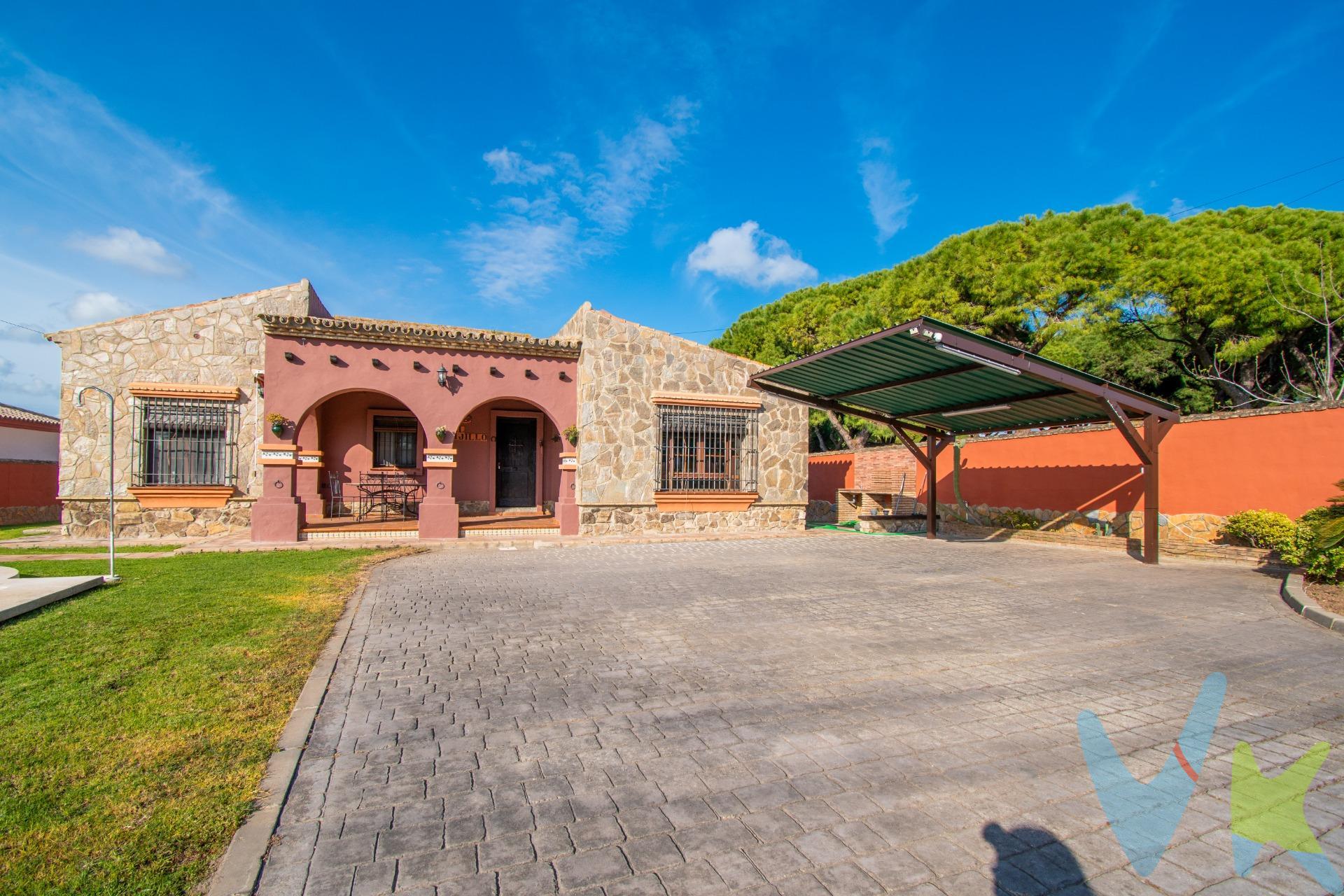Descubre esta espectacular vivienda independiente en la exclusiva zona de la Rana Verde, una propiedad que combina amplitud, luz y un encanto rústico único. Ubicada sobre una generosa parcela de 1.000 m², esta casa ofrece un entorno ideal para disfrutar al aire libre, con jardín de césped natural y piscina privada, perfecta para relajarse o compartir momentos en familia durante todo el año. En su interior, la vivienda destaca por su carácter y calidez: techos con vigas vistas de madera, elegantes paredes de piedra y una cuidada carpintería interior que aporta personalidad a cada estancia. Todas las ventanas son de Climalit, garantizando aislamiento térmico y acústico, y las puertas de madera refuerzan ese estilo acogedor y tradicional. La distribución es cómoda y funcional, con cinco amplios dormitorios, tres cuartos de baño completos, una cocina espaciosa y una práctica habitación de despensa. La orientación sur proporciona una luminosidad excepcional durante todo el día, creando espacios cálidos y agradables. Situada en una calle ancha y tranquila, esta propiedad es perfecta tanto como residencia habitual como segunda vivienda, en una de las zonas más demandadas para vivir con tranquilidad sin renunciar a la cercanía de todos los servicios. Una casa con alma, lista para entrar a vivir y disfrutar desde el primer día.Transparencia de precio, impuestos y honorarios: El precio publicado corresponde únicamente al precio de venta del inmueble y no incluye impuestos, gastos de compraventa ni honorarios a cargo del comprador. Impuestos: ITP o IVA + AJD (según la naturaleza de la transmisión). En Andalucía, en segundas transmisiones el ITP es 7 % con carácter general, pudiendo aplicarse tipos reducidos (6 % o 3,5 %) si se cumplen requisitos. Base del impuesto: con carácter general, la base será la mayor entre el precio declarado y el valor de referencia (según normativa aplicable). Gastos de compraventa: Notaría, Registro y, en su caso, Gestoría (desde 2.000 € orientativo, según operación). Honorarios comprador (no incluidos): 3 % + IVA, con mín. 3.500 € + IVA si precio 115.000 €. Se informan y aceptan por escrito (hoja de encargo/servicios) antes de la visita y de cualquier gestión vinculada a la compra. Ficha informativa (Decreto 218/2005) a disposición del interesado. Fuentes oficiales: Información tributaria y valor de referencia disponible en Sedes Oficiales de la Junta de Andalucía y se facilitan a quien lo solicite. Exclusiva: Por mandato expreso del propietario, este inmueble se comercializa en exclusiva a través de la Inmobiliaria. Se ruega no contactar directamente con propiedad/ocupante/vecinos.