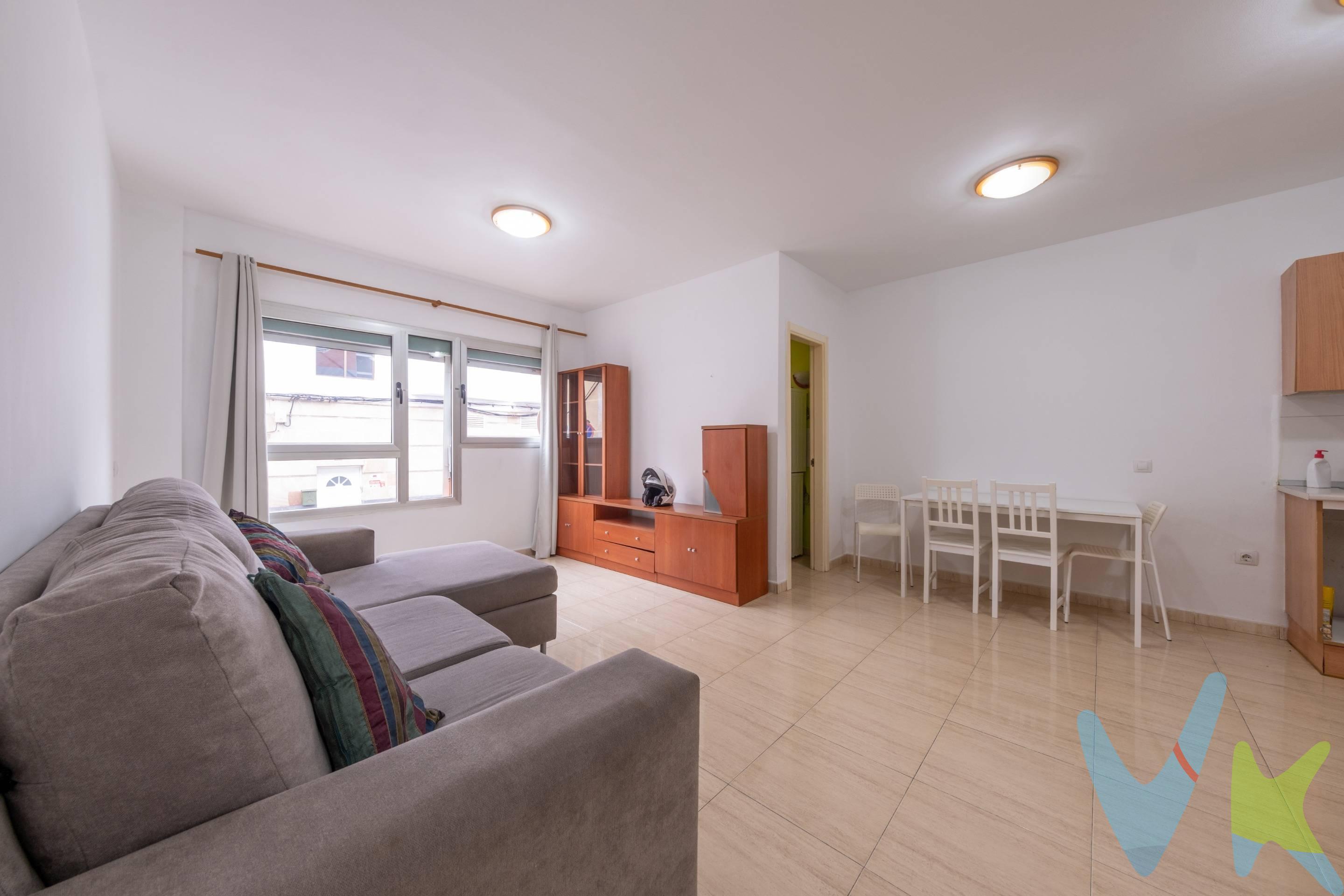 Acogedor piso de 2 dormitorios, 1 baño, salón con cocina integrada y solana, diseñado para aprovechar al máximo cada espacio. Ubicado en Costa Ayala, a solo 3 minutos de Las Palmas de Gran Canaria, disfrutarás de una zona residencial tranquila, sin ruidos y con todos los servicios al alcance de la mano: farmacia, supermercado, centro de salud y mucho más. Además, existe la posibilidad de adquirir una plaza de garaje por 15.000 € adicionales. Una vivienda práctica, cómoda y con una excelente ubicación, ideal tanto para vivir como para invertir. Contáctanos para más información o concertar una visita.