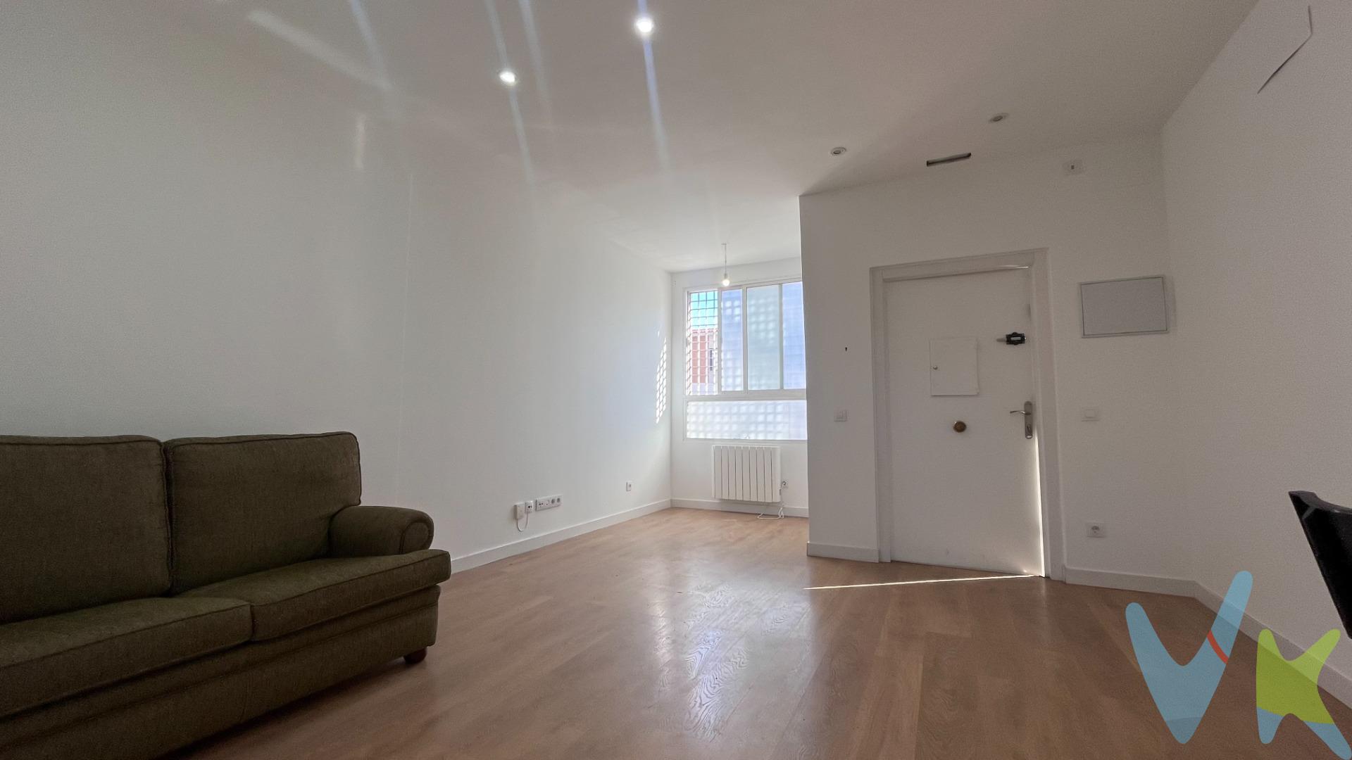 Excelente oportunidad para inversores en Madrid. Se vende conjunto de 4 locales totalmente reformados, con 192 m² construidos, listos para alquilar desde el primer día y con rentabilidad estimada del 6%. Ubicados en Calle de Mesena, junto a Arturo Soria, en una zona residencial tranquila, consolidada y con alta demanda de alquiler, lo que convierte esta propiedad en una inversión segura y estable. Distribución. Local 1 – 51 m² (acceso directo desde la calle). Salón con cocina integrada, estancia/habitación con armario y ventana a la calle y baño completo con plato de ducha. Locales 2, 3 y 4 – 42 m², 41 m² y 51 m² (acceso desde portal). Amplio hall de entrada, salón con cocina americana amueblada y equipada, baño completo con plato de ducha y estancia/cuarto independiente. Ventanas a zonas comunes con piscina y jardín. Acceso a través de zona privada de distribución. Ubicación. Situados en una de las zonas residenciales más demandadas del noreste de Madrid, con todos los servicios a pocos minutos:. ✔ supermercados y comercios. ✔ colegios y centros educativos. ✔ restaurantes y servicios. ✔ transporte público cercano. ✔ rápido acceso a M-30 y M-40. Zona con alta demanda de alquiler para profesionales y trabajadores, lo que garantiza ocupación y estabilidad en la inversión. Ideal inversores. ✔ 4 unidades en una sola operación. ✔ 192 m² construidos. ✔ totalmente reformados. ✔ listos para alquilar. ✔ rentabilidad estimada del 6%. ✔ ubicación estratégica en Madrid. Perfecto para inversores que buscan rentabilidad inmediata y un activo inmobiliario sólido en una zona consolidada. Conforme a lo establecido en la Ley 10/2025 de Publicidad Inmobiliaria, se informa que: . * El precio de venta publicado: no incluye el mobiliario ni la decoración, ni los impuestos, ni los honorarios derivados del servicio de compra. * El comprador asumirá, además del precio de compraventa, un coste adicional del 3 % del precio de venta del inmueble en concepto de servicio de gestión, asesoramiento y acompañamiento en todo el proceso de compra. * Impuesto de Transmisiones Patrimoniales (ITP):6 % del precio de compra. * Gastos de notaría: entre un 0,2 % y un 0,5 % del del precio de compra. * Gastos de inscripción en el Registro de la Propiedad: estimados entre un 0,1 % y un 0,25 % del precio de compra. 📞 Consúltanos para más información o concertar una visita.