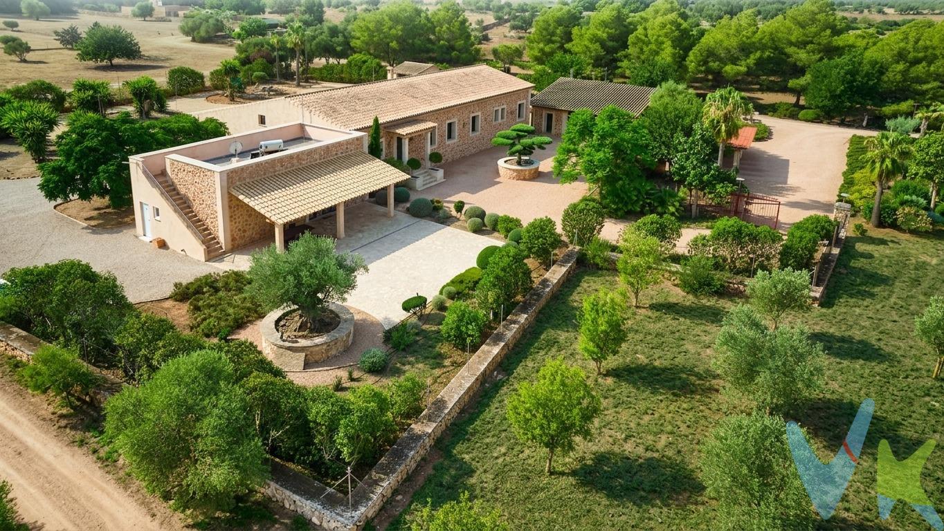 Una propiedad única en Mallorca que combina privacidad, naturaleza, amplitud y excelentes instalaciones, a solo 4 km de Llucmajor. Magnífica finca de 64.000 m² con bosque privado, y una imponente vivienda construida en 2020, con 678 m2 de superficie construida, diseñada para ofrecer amplitud, confort y una excelente calidad constructiva. La casa principal dispone de espectaculares espacios con techos de hasta 6 metros, amplio recibidor, aseo de cortesía, gran salón-comedor con precioso arco arquitectónico y una amplia cocina equipada con electrodomésticos de alta gama. Cuenta con 4 dormitorios, 2 son grandes suites con baño y vestidor. La propiedad ofrece además 2 alojamientos independientes, entre ellos un apartamento completo de aproximadamente 61 m² más una amplia suite con baño y kitchenette con entrada independiente, ideales para invitados, familiares o servicio. En Total; 6 grandes habitaciones + 7 baños + 1 aseo . EXCELENTE CALIDAD CONSTRUCTIVA Y AISLAMIENTO. La vivienda fue construida en 2020 y cuenta con un excepcional sistema de aislamiento, además de estar cimentada sobre un amplio sótano. Este espacio funciona además como una importante cámara de aire y elemento adicional de aislamiento de la vivienda. El sótano alberga las principales instalaciones técnicas de la propiedad, quedando los diferentes sistemas fácilmente accesibles y visibles, lo que permite realizar labores de mantenimiento o atender cualquier incidencia de forma rápida y precisa. . AGUA, LUZ Y AUTOSUFICIENCIA. • Pozo de agua propio. • Luz de GESA . • Dos grandes aljibes independientes de 25.000 y 35.000 litros . • Safareig de aproximadamente 50.000 litros . • Sistema fotovoltaico . • Excelente sistema de aislamiento . • Calefacción y agua caliente con depósito de gas, mas 2 termos eléctricos . • Gran chimenea con sistema de distribución de aire • Preinstalación para aire acondicionado y grandes ventiladores de techo . • Sistema de osmosis.  EXTERIORES Y OCIO . • Piscina de agua salada . • Gran terraza cubierta . • Amplias zonas ajardinadas con jardín maduro y riego automático . • Casita independiente con barbacoa equipada con dos y baño más un segundo baño al otro extremo . • Espacios exteriores para disfrutar de la tranquilidad y privacidad de la finca . • Bodega . ÁREA ECUESTRE Y APARCAMIENTO . La finca dispone de zona de cuadras con 3 boxes para caballos y baño completo, además de garaje cerrado para 3 vehículos y parking cubierto adicional para 2 vehículos. . UBICACIÓN PRIVILEGIADA . Situada a tan solo 4 km de Llucmajor, en un entorno de absoluta tranquilidad y privacidad, disfruta de una excelente conexión con la Ma-19, permitiendo llegar cómodamente a Palma y al aeropuerto en aproximadamente 15–30 minutos. Las playas y calas del sur de Mallorca se encuentran a poca distancia, tales como; Es Trenc, s'Arenal de Sa Ràpita, Playa de Palma y Cala Blava, mientras que los dos Golf de Son Antem, se encuentra en las proximidades. . UNA PROPIEDAD REALMENTE ESPECIAL . Una finca difícil de encontrar por la combinación de 64.000 m² de terreno, bosque privado, construcción reciente, grandes espacios interiores, piscina, alojamientos independientes, instalaciones propias de agua y energía, zona ecuestre y excelentes comunicaciones. Una oportunidad excepcional para quienes buscan una gran residencia privada en Mallorca, rodeada de naturaleza, pero a pocos minutos de Palma, el aeropuerto, las playas y todos los servicios. El precio de venta indicado no incluye el Impuesto de Transmisiones Patrimoniales (ITP), que será orientativamente entre un 8% y un 13%, (en función del precio del inmueble), ni los gastos notariales y registrales, estimados orientativamente en un 2 % del valor de la compraventa, los cuales deberán ser abonados por la parte compradora al firmar la correspondiente escritura pública. El importe de los impuestos se calcula sobre el precio final que conste en la escritura pública y puede variar en función de la normativa aplicable. . 
