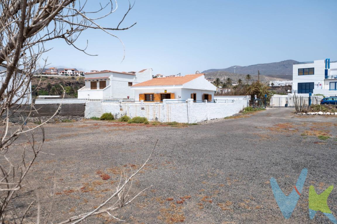 ¿Te imaginas despertar con el sonido de las olas, sentir la brisa marina en la piel y tener el océano a tan solo unos pasos?. Esta casa independiente en el paseo marítimo del Puerto de Agaete, a solo 20 metros del mar, está situada entre la playa y las piscinas naturales, en uno de los entornos más espectaculares del norte de Gran Canaria. Construida sobre una parcela de 257 m², la vivienda cuenta con 131 m² construidos y ofrece espacios amplios y funcionales:. 🏡 2 dormitorios, cocina, baño completo, y varias zonas exteriores multifunción que invitan a disfrutar del aire libre durante todo el año. El jardín con vistas al mar es un rincón mágico para desconectar, leer, reunirse o simplemente contemplar el horizonte. Gracias a su ubicación privilegiada, esta casa es perfecta tanto como residencia habitual, como para quienes buscan una vivienda vacacional con gran potencial de rentabilidad. Una propiedad con alma marinera, en un lugar único, donde la naturaleza, el mar y la tranquilidad se funden con la autenticidad del Puerto de Agaete. 📞 Contáctanos y descubre tu futuro junto al mar.