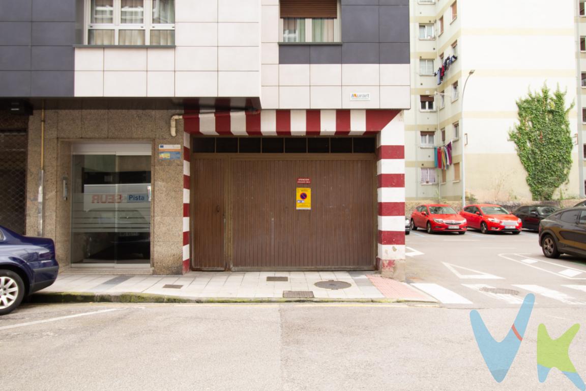 ¡OPORTUNIDAD ÚNICA! Plaza de garaje en venta en el Centro de MieresPonemos a su disposición una excelente plaza de garaje, ubicada en pleno corazón de Mieres. Esta es una oportunidad exclusiva para aquellos que buscan un espacio seguro y accesible para su vehículo.Situado en un edificio clásico de la ciudad, el garaje combina la solidez de su construcción con una ubicación inmejorable. Mieres, conocido por su progreso y actividad, ofrece un entorno dinámico que complementa la funcionalidad de este garaje.La disposición del garaje facilita el acceso, permitiendo una maniobrabilidad cómoda y sencilla. Esto es especialmente beneficioso en un entorno urbano, donde encontrar estacionamiento a menudo puede suponer un problema. Este espacio proporciona la tranquilidad de saber que siempre tendrá un lugar donde aparcar.Su ubicación estratégica se encuentra cerca de servicios esenciales tales como supermercados, restaurantes y tiendas, brindando la comodidad de tener todo a mano después de un largo día de trabajo. Esta cercanía también es ideal para aquellos que necesitan hacer revisiones o reparaciones frecuentes a sus vehículos, ya que encontrarán talleres y estaciones de servicio en las proximidades.Comprar esta plaza de garaje en el centro de Mieres no sólo es una inversión en seguridad para su vehículo, sino también una revalorización de su patrimonio. Los bienes inmuebles en esta área han mostrado una tendencia positiva en su apreciación, garantizando así una inversión con retorno asegurado a medio y largo plazo.El entorno comunitario del edificio de 1979 trae consigo una sensación de pertenencia y estabilidad. La construcción, sólida y bien mantenida por sus años de antigüedad, refleja una calidad innegable que perdura en el tiempo y que garantiza la durabilidad del espacio de estacionamiento.Si está buscando un lugar donde estacionar su vehículo, esta plaza de garaje en venta es una opción que no debe dejar pasar. Ofrece una combinación única de ubicación, seguridad y comodidad que resulta esencial para mantener su estilo de vida sin interrupciones y sin preocupaciones adicionales.Invitamos cordialmente a todos los interesados a visitarnos y comprobar por sí mismos las ventajas que ofrece este magnífico garaje. No pierda la oportunidad de invertir en un beneficio de por vida, integrándose a una zona con todas las facilidades urbanas y la tranquilidad que un espacio personal y seguro le puede proporcionar.No deje pasar esta excepción y póngase en contacto con nosotros. Estaremos encantados de proporcionarle más detalles y organizar una visita en el horario que mejor se adapte a sus necesidades.  