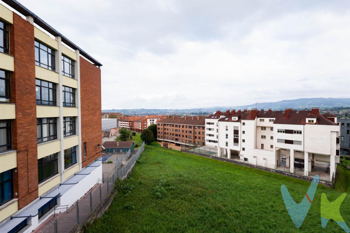 Impecable piso de tres dormitorios, salón, cocina, dos baños uno de ellos en suitte, garaje y trastero al que se accede directamente desde el ascensor entre el colegio de los Pericones y el de Monte Deva ( antiguas Ursulinas), piso totalmente exterior, con una fantástica orientación lo que le garantiza luz todo el día. El piso dispone de dos baños uno con plato de ducha y otro con bañera y una cocina totalmente equipada. Buenos materiales y buena construcción, sin el agobio de vivir en el centro pero a un paso de todo.La vivienda tiene unas vistas preciosas al Parque de los Pericones y a a la Universidad Laboral.Si quieres verlo no tienes mas que llamarnos estaremos encantados de enseñartelo.En el precio no se incluye el impuesto de transmisiones ni los gastos de notaria y registro.